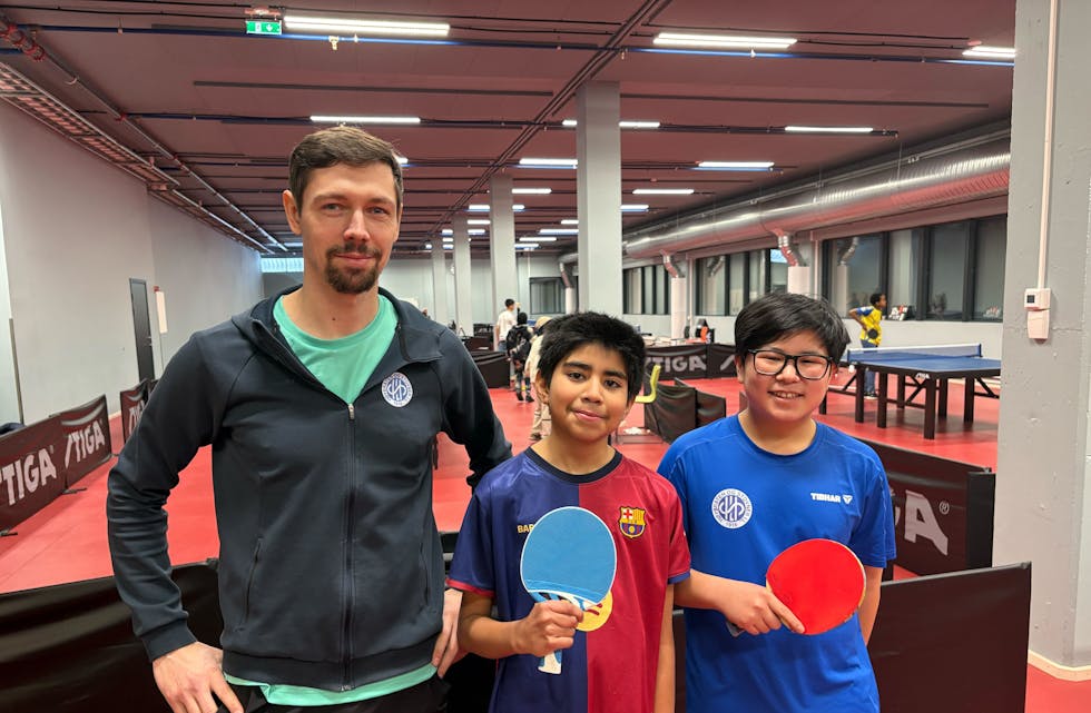 BORDTENNIS-CAMP: Trener Arturs Reinholds, Oliver (11) og Leo (12) har holdt bordtennishallen varm i vinterferien.
