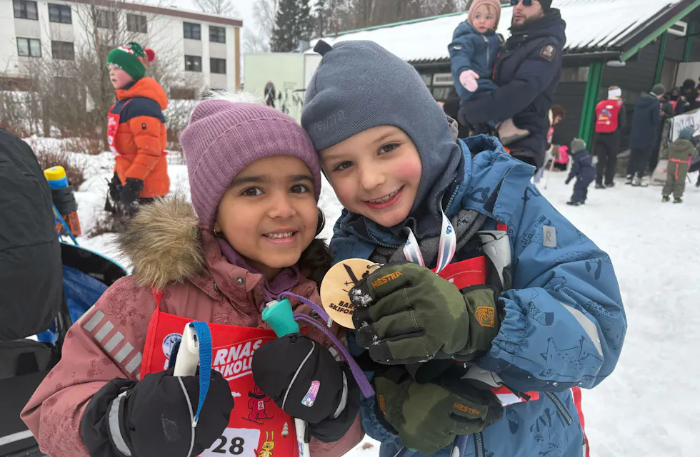 MESTRING: Annika (6) og Ilija (6) stråler av stolthet etter sitt aller første skirenn på Tveita – med medaljer rundt halsen og skiglede i blikket.