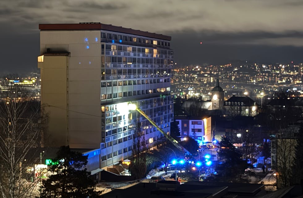 LØRDAG KVELD: Innsendt bilde fra tipser viser nødetatene på stedet.