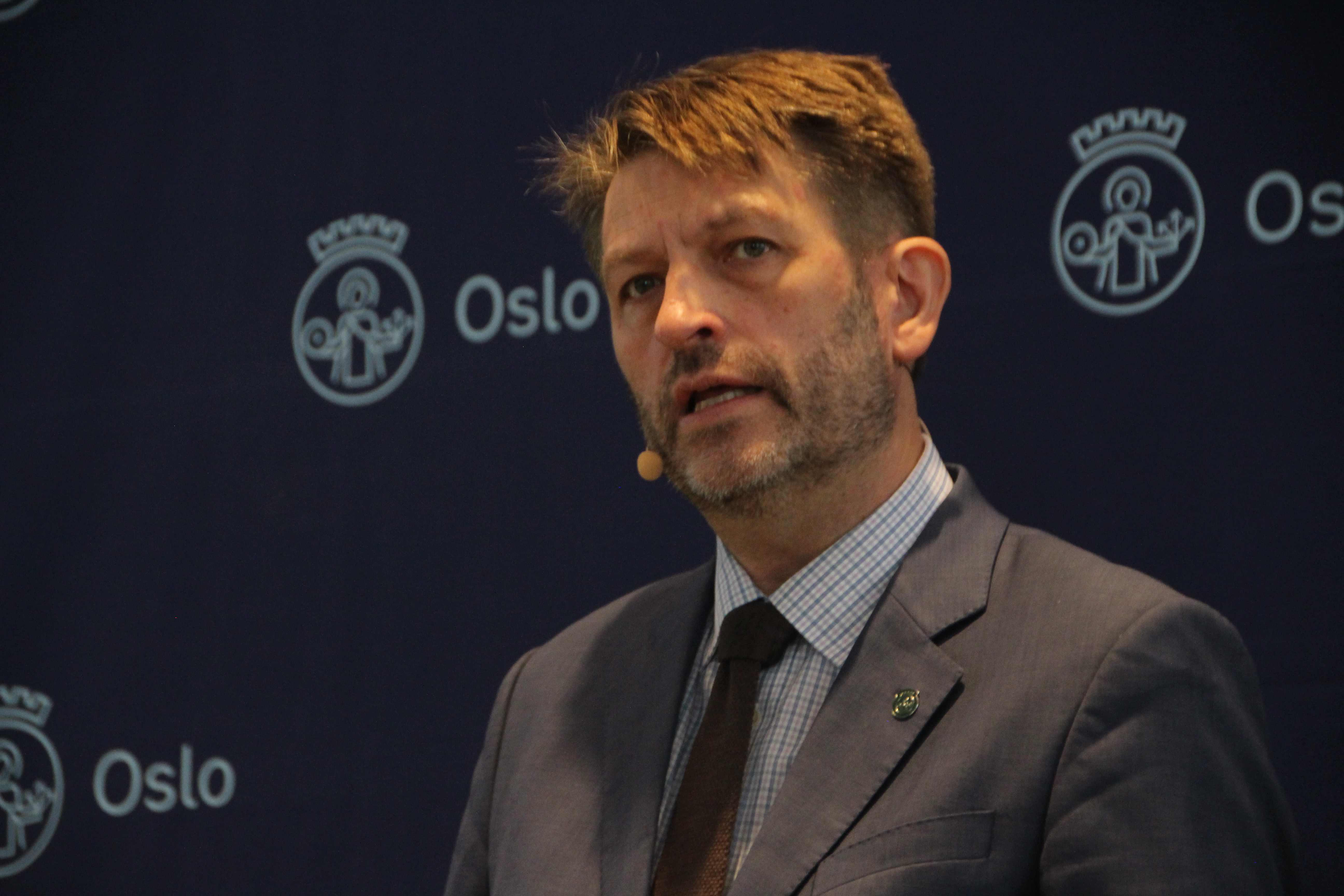 AVBLÅSER IKKE KUTTPLANENE: Byrådsleder Eirik Lae Solberg (H) viser til positivt driftsresultat for første gang som byrådsleder, men vil ikke avblåse planlagte kutt.