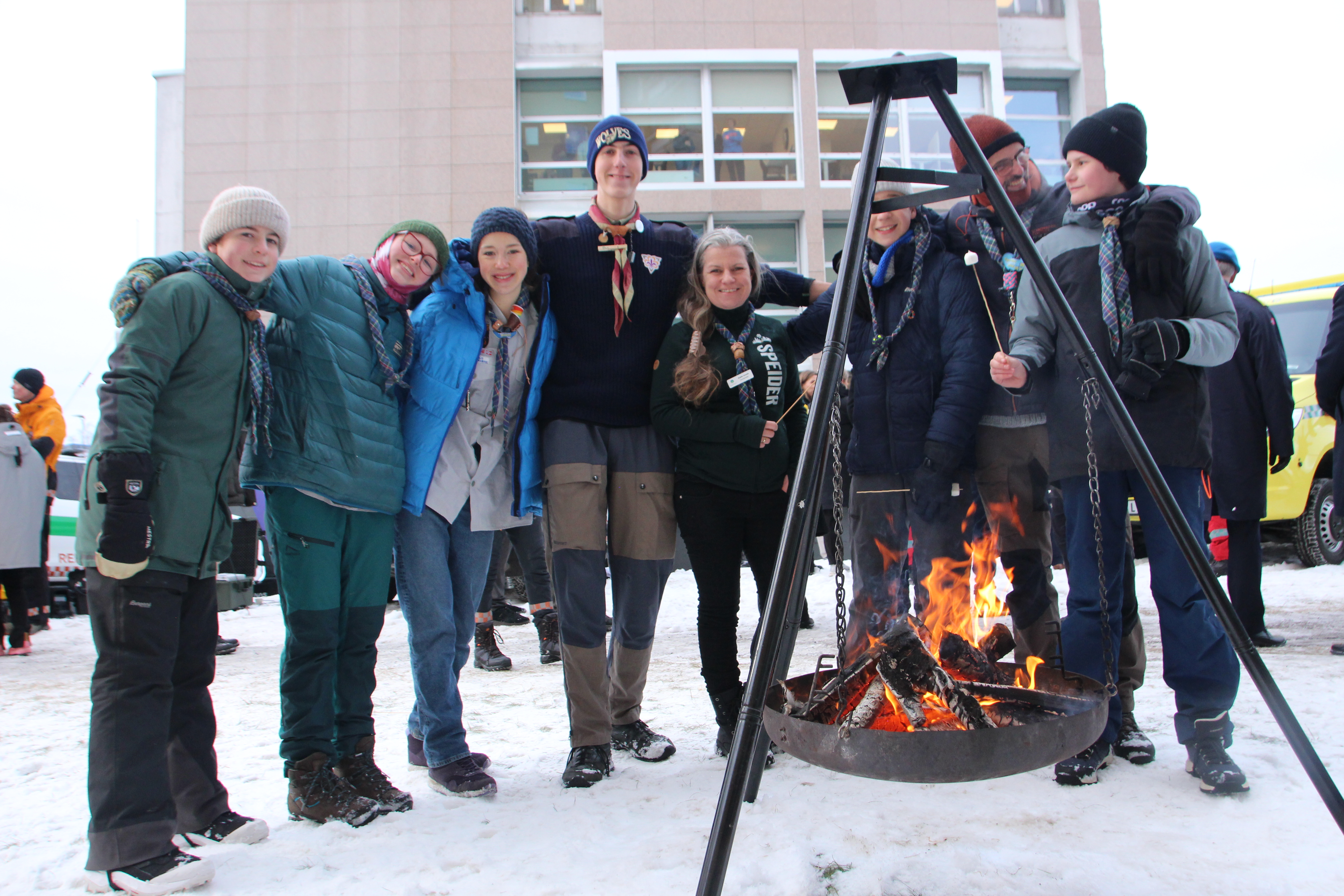 BEREDSKAP I PRAKSIS: Speiderne fra Kampen koser seg rundt bålpanna, som er et godt alternativ om strømmen forsvinner i en krisesituasjon.