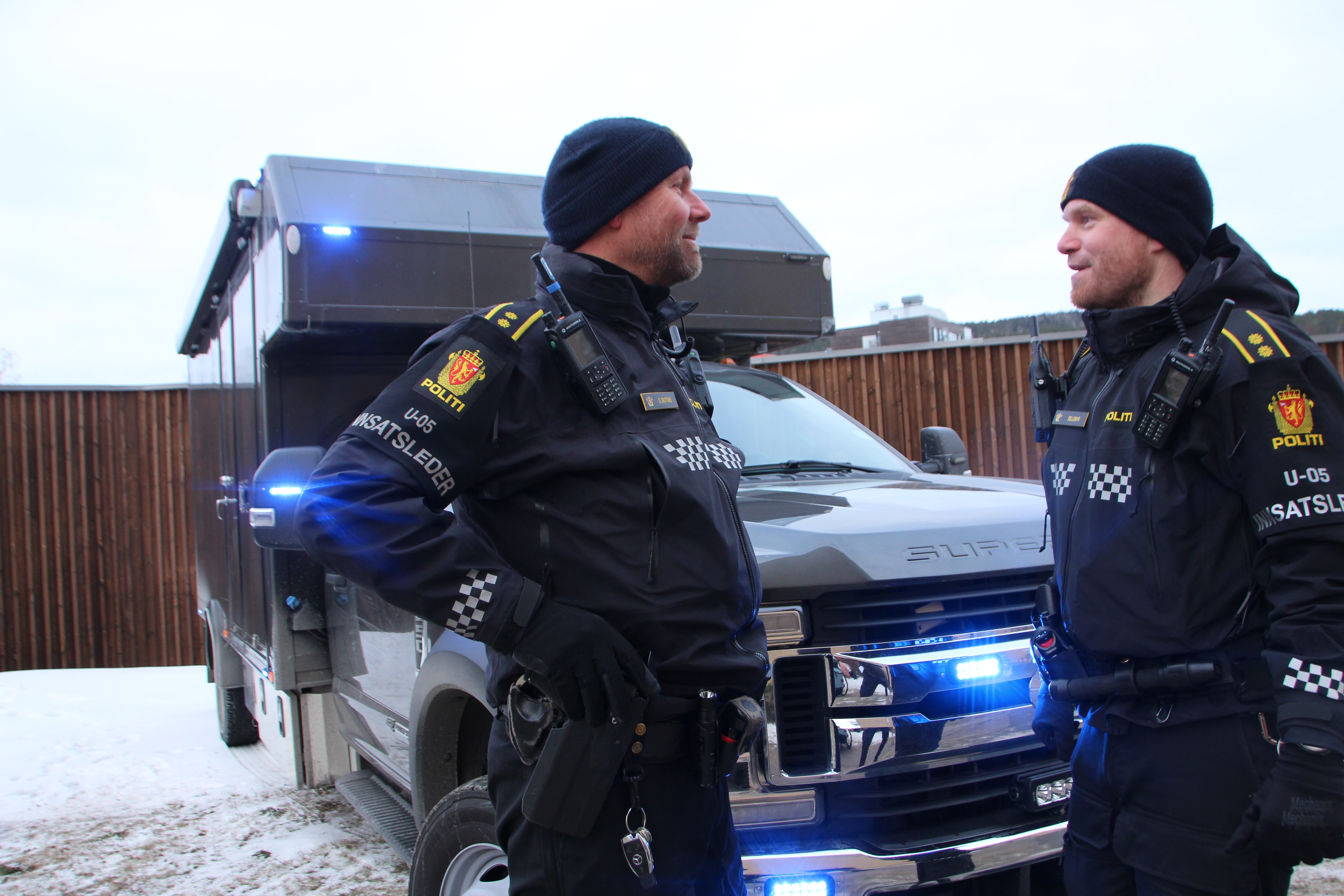 KLARE - ALLTID: Politiets rolle i beredskap er i bunn og grunn den samme som de alltid har, forklarer Mikael Hellemyr. Her sammen med innsatsleder-kollega Brian Skotnes foran en ordentlig maskin av en spesialbil, en av de såkalte «nasjonale bistandressursene».