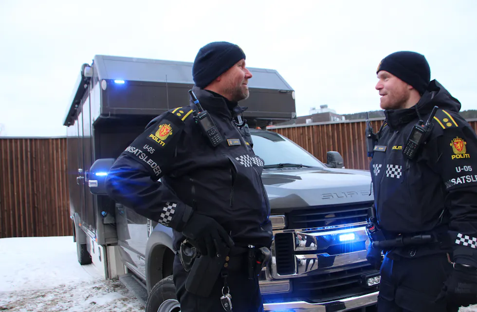 KLARE - ALLTID: Politiets rolle i beredskap er i bunn og grunn den samme som de alltid har, forklarer Mikael Hellemyr. Her sammen med innsatsleder-kollega Brian Skotnes foran en ordentlig maskin av en spesialbil, en av de såkalte «nasjonale bistandressursene».