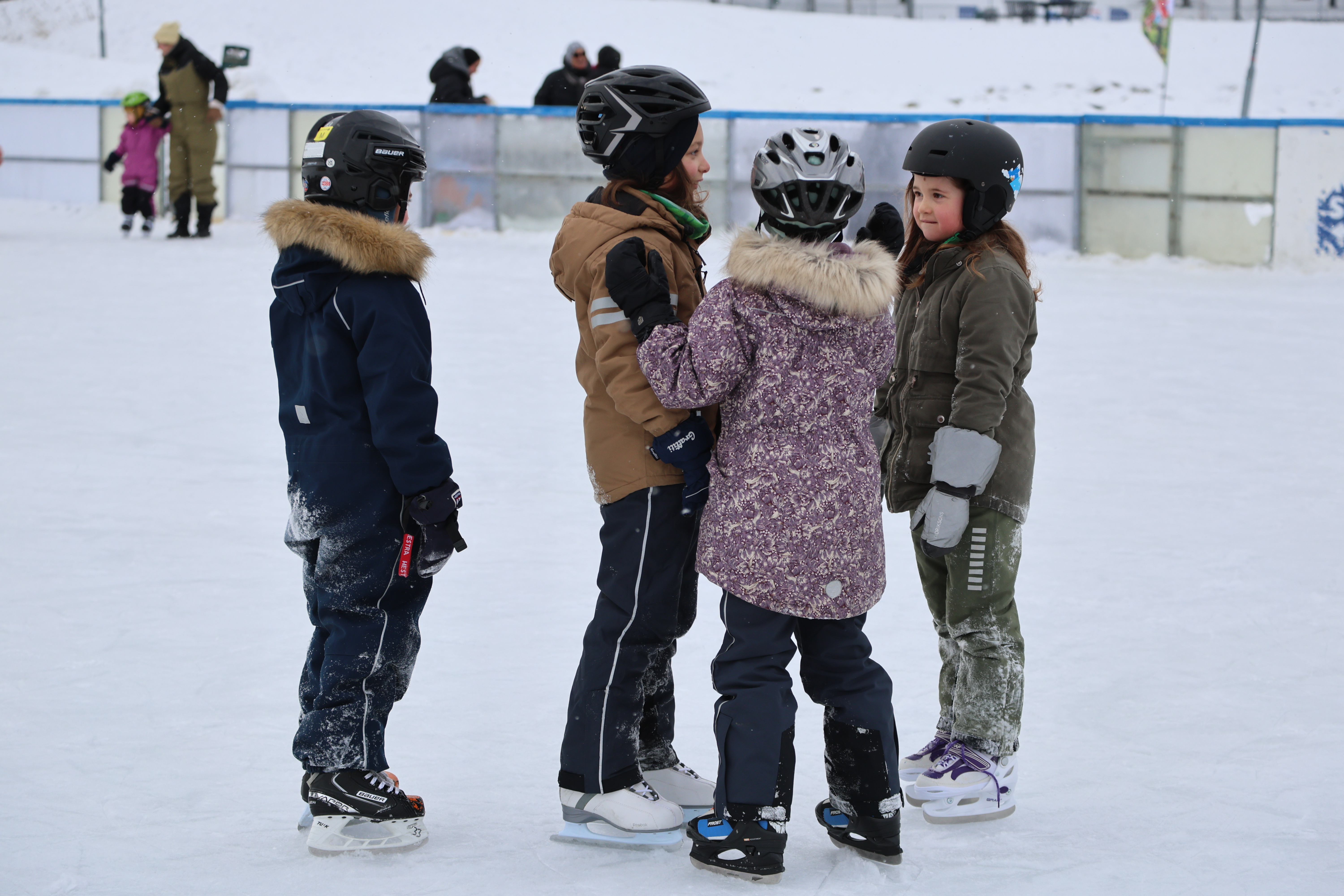 VINTERAKTIVITET I PRAKSIS: Skøyter på beina, hjelm på hodet og god tid til å prate litt mellom rundene. Vinteren brukes – akkurat slik den er ment.