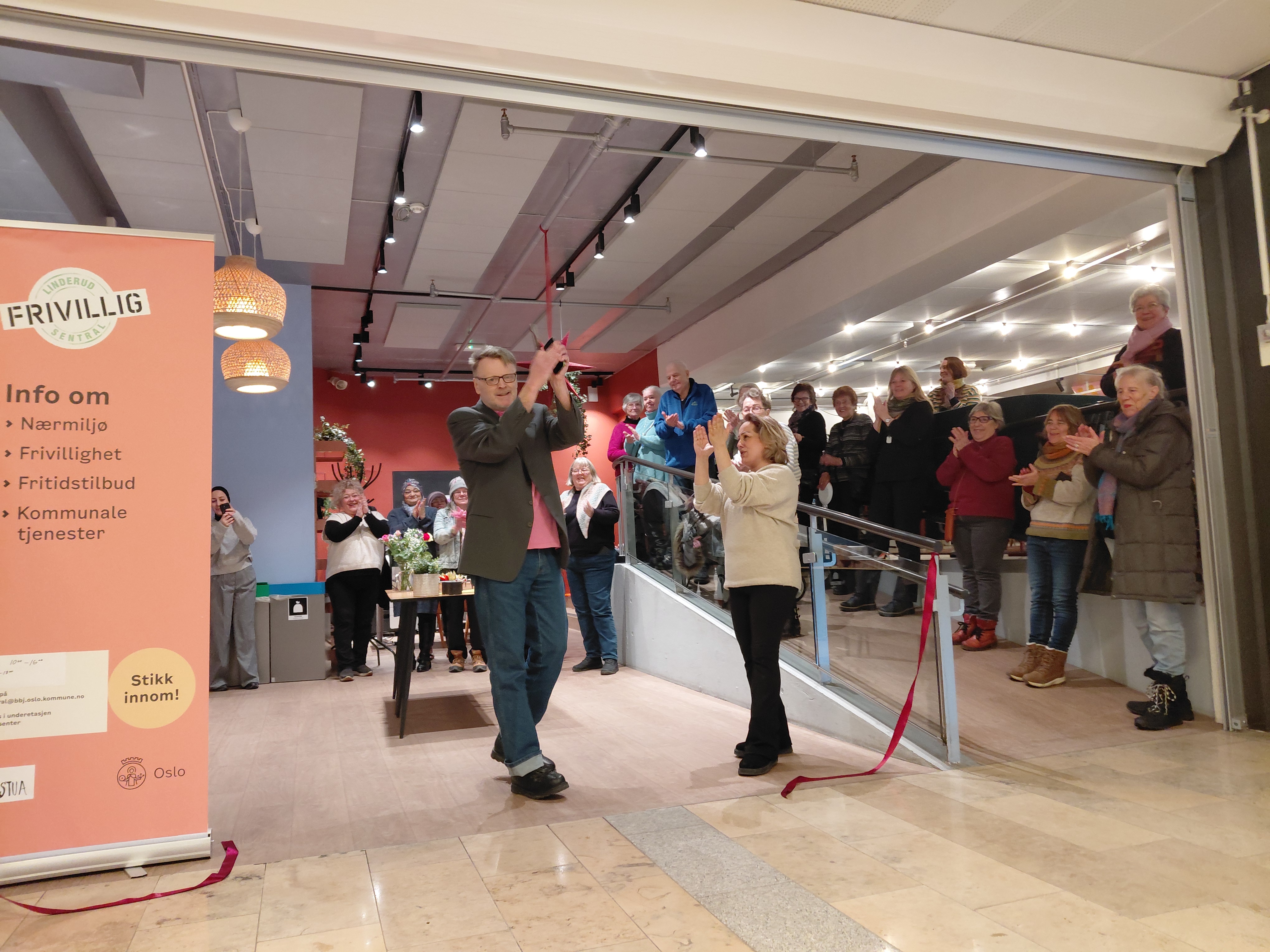 KLIPPET SNORA: Egil Husmo, leder i Bjerke bydelsutvalg, og Aseel Muner Mahmoud, daglig leder ved Frivilligsentralen, sto for snor­klippingen under åpningen av Linderudstua.