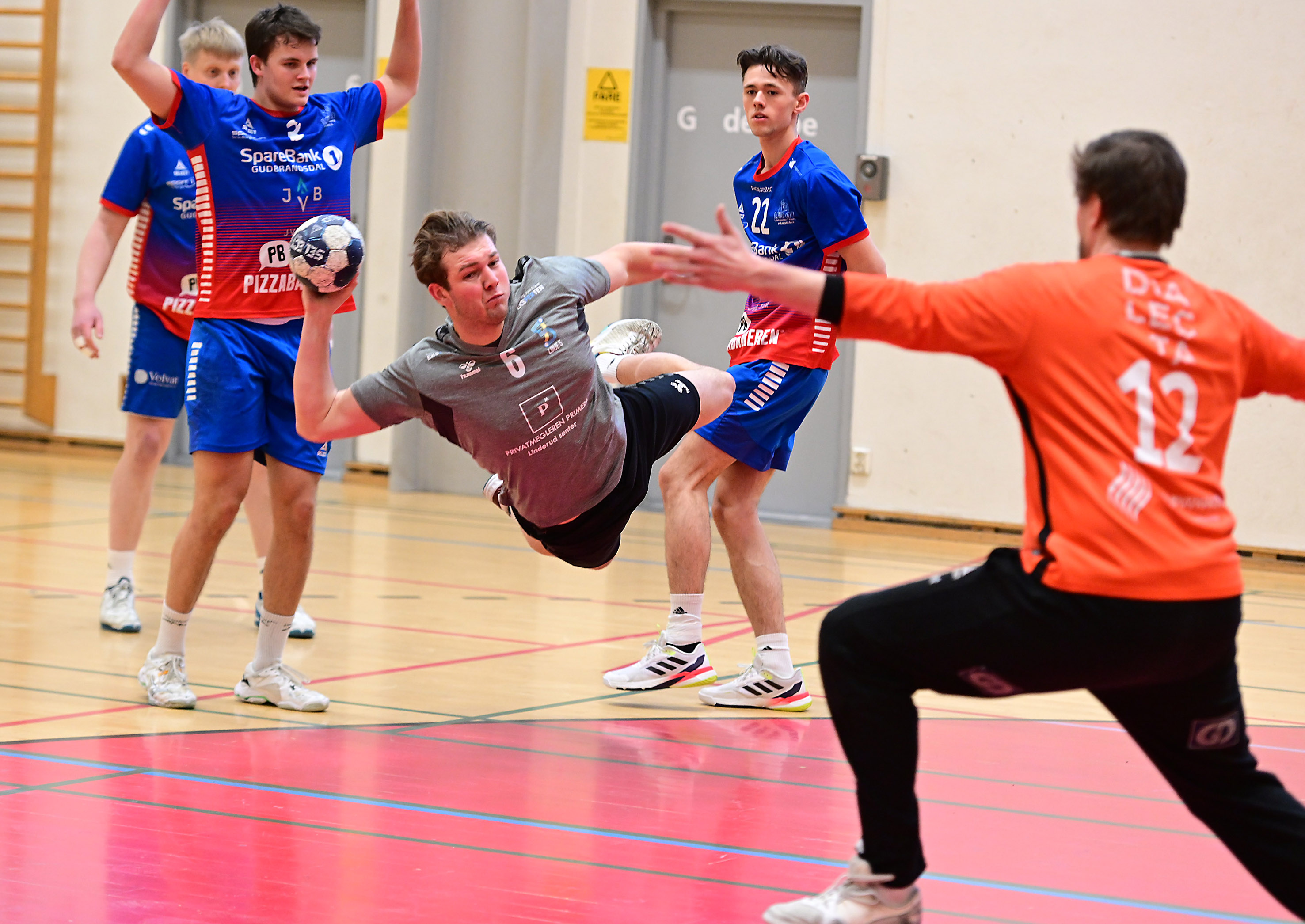 KRISE: Pelle Justnæs og linje 5 står i en liten krise. Det er stor kontrast til i fjor da de kjempet om opprykk (Fotos: Bjørn Moe). 