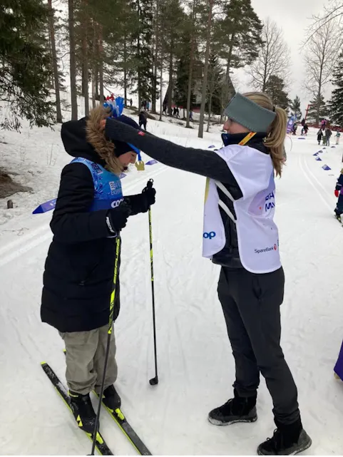 FØRSTE MEDALJE: En ung deltaker får sin første medalje under Barnas VM i Holmenkollen i 2024 – for mange også første møte med ski.