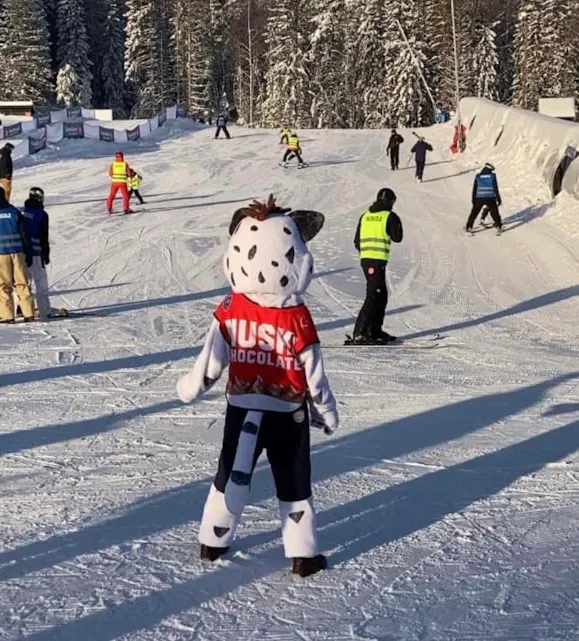 PÅ SKIKURS: Familier fra Tveita og Haugerud deltok på skikurs i Marikollen vinteren 2024, i regi av Henrik Kristoffersens skiskole.