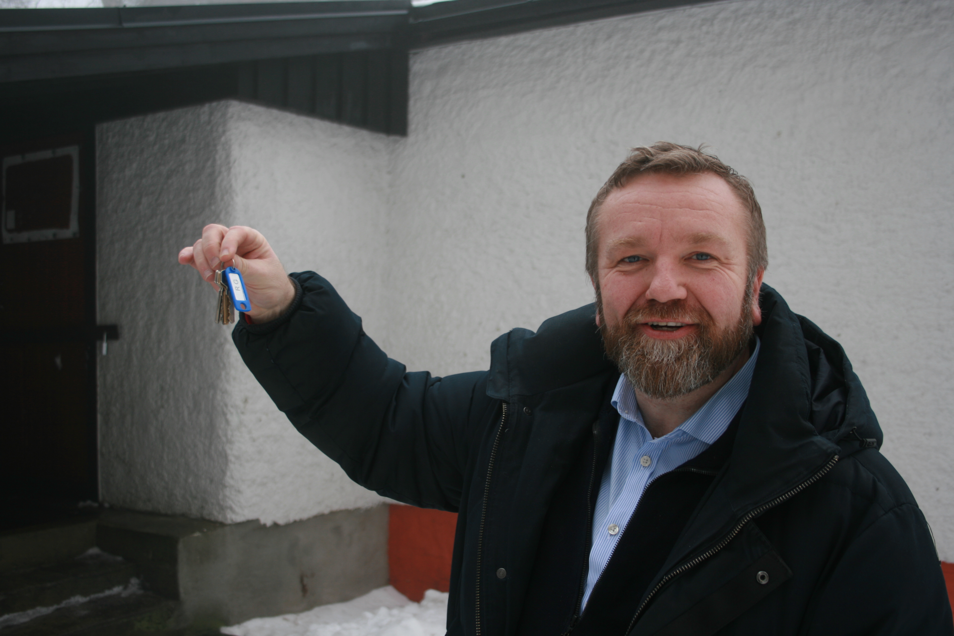 NØKLENE ER VÅRE: Anders Røberg-Larsen presenterer fornøyd beviset på at nå er Revegården og Eikatun deres.