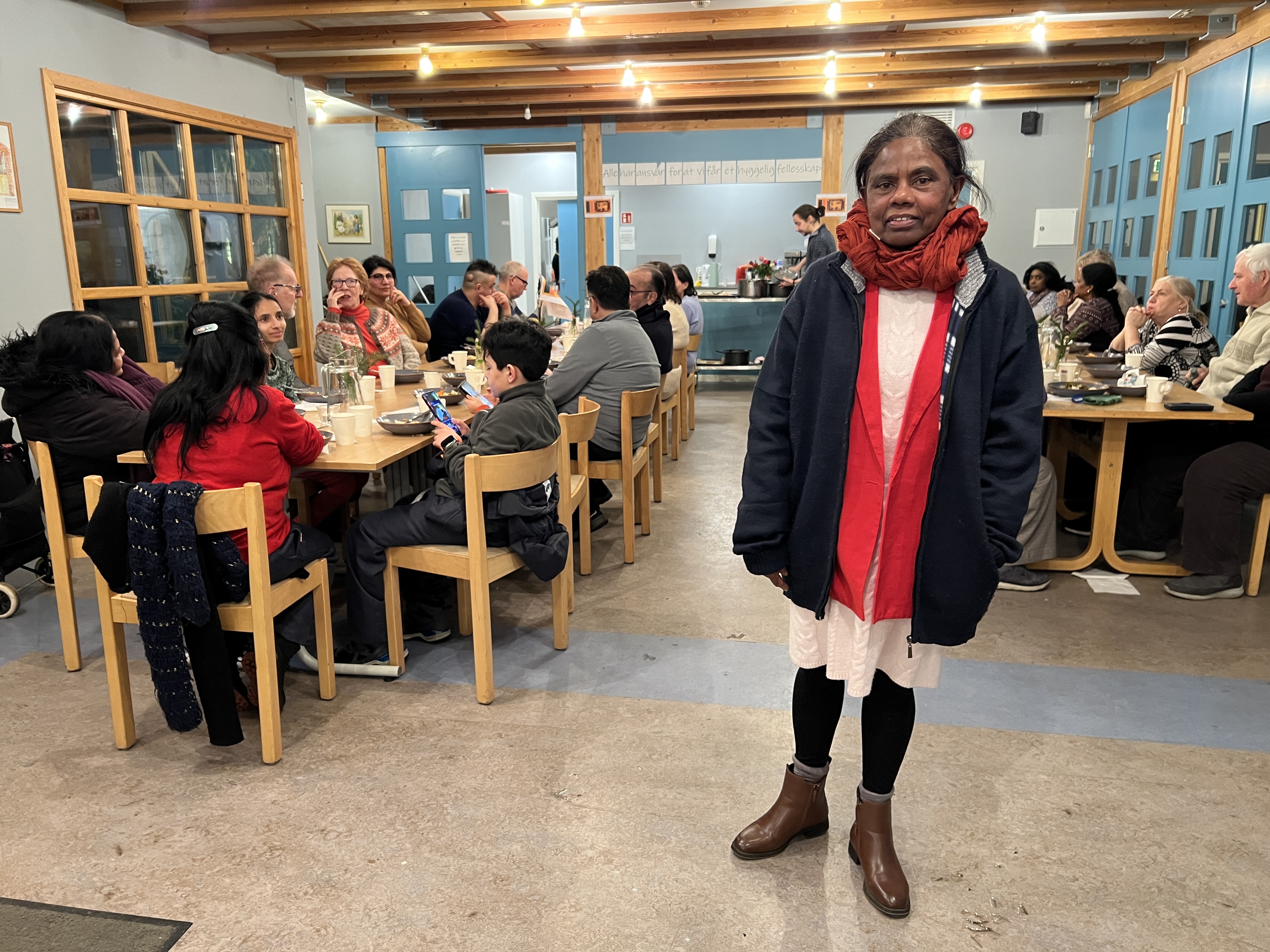 FESTSTEMNING RUNDT BORDET: Med Srijama i spissen ble Sri Lankas uavhengighetsdag  markert under onsdagsmiddagen i Romsås kirke. (Foto: Tom Evensen)