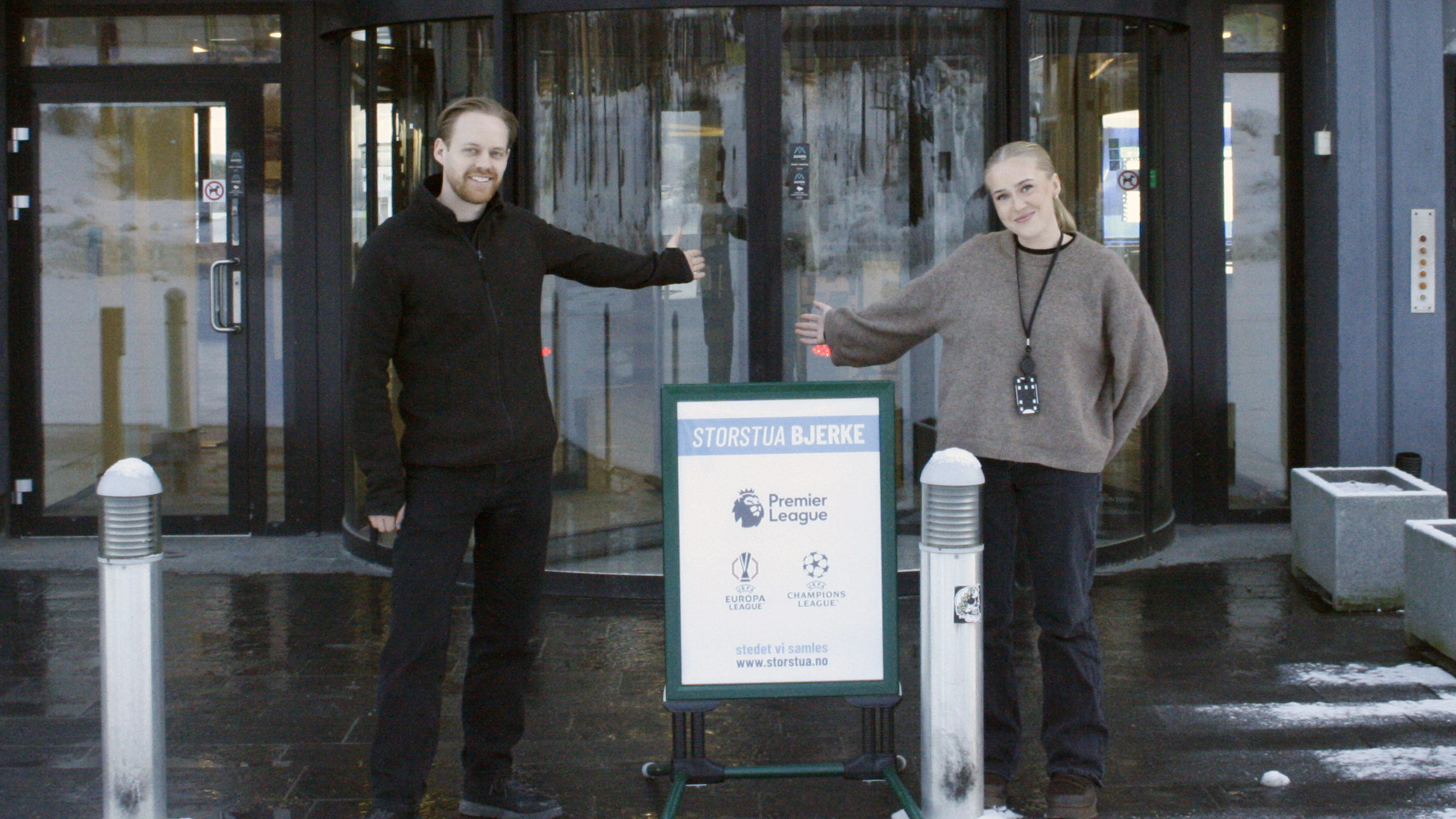 VELKOMMEN INN: Jørgen Snøås Gustavsen (t.v.) og Ingrid Skrede gleder seg til å invitere folk inn også på fotballfest.