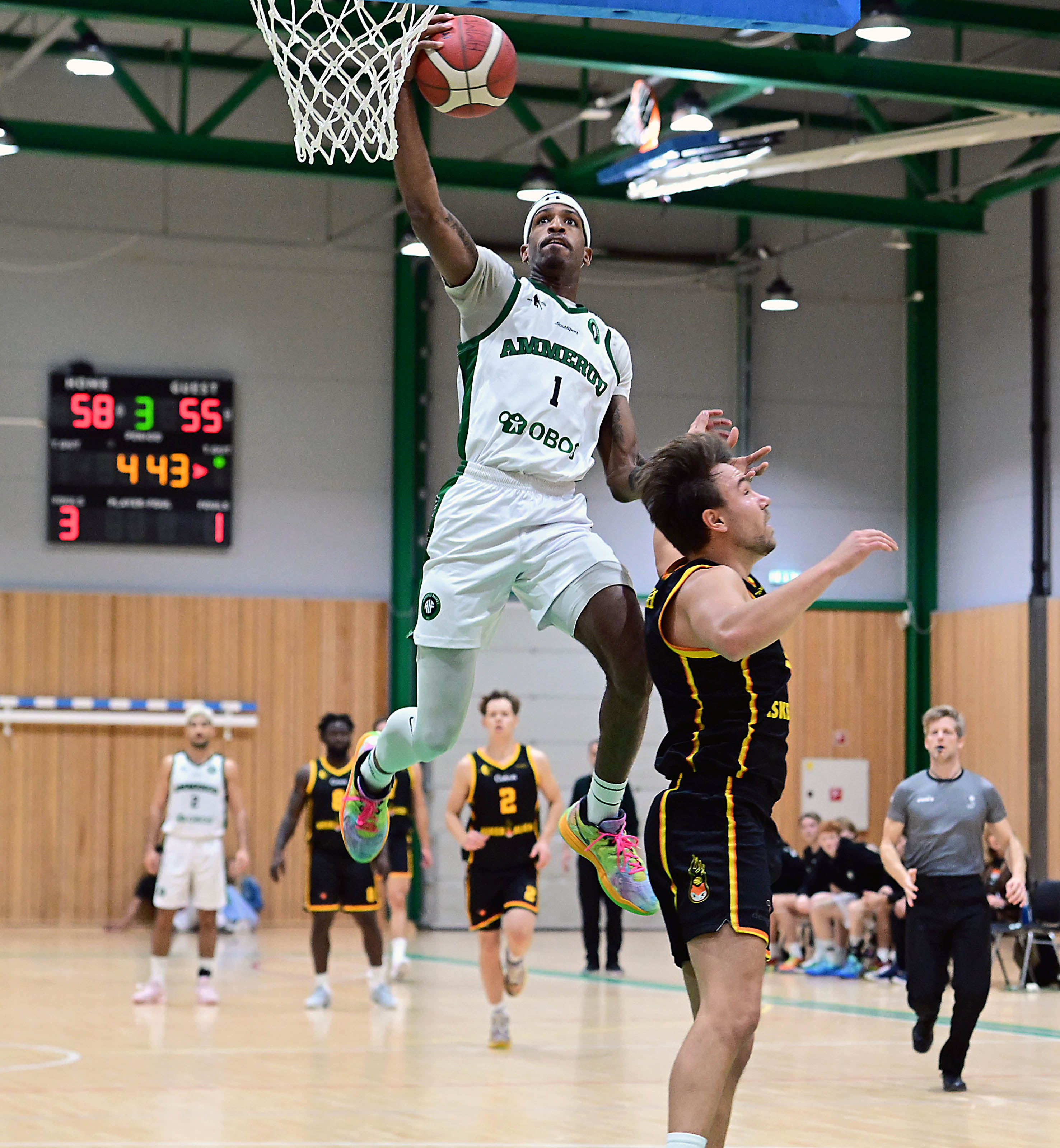 FLYR HØYT: Tederick Wolfe herjet med Kongsberg Miners torsdag kveld. Her fra en layup tidligere i sesongen.