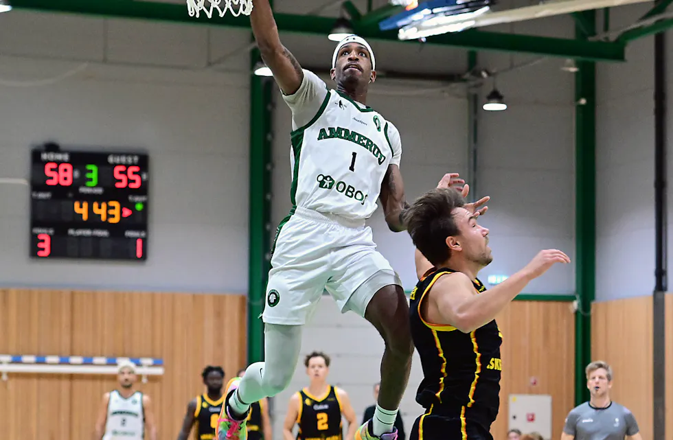 FLYR HØYT: Tederick Wolfe herjet med Kongsberg Miners torsdag kveld. Her fra en layup tidligere i sesongen.