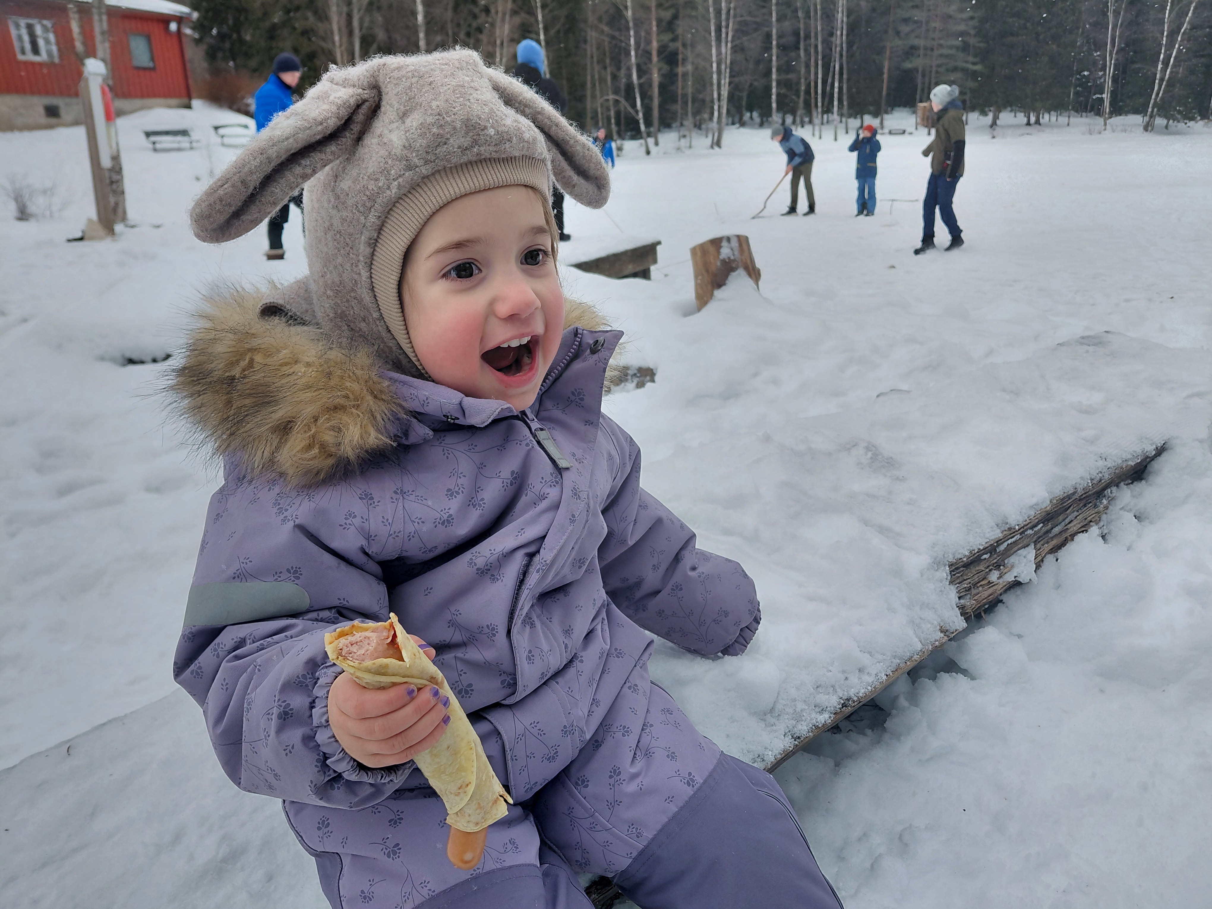 SMÅ PAUSER, STORE ØYEBLIKK: Vinterdress, ullue med kaninører – og pølse i lompe. Mer trenger egentlig ikke en god vinterdag.