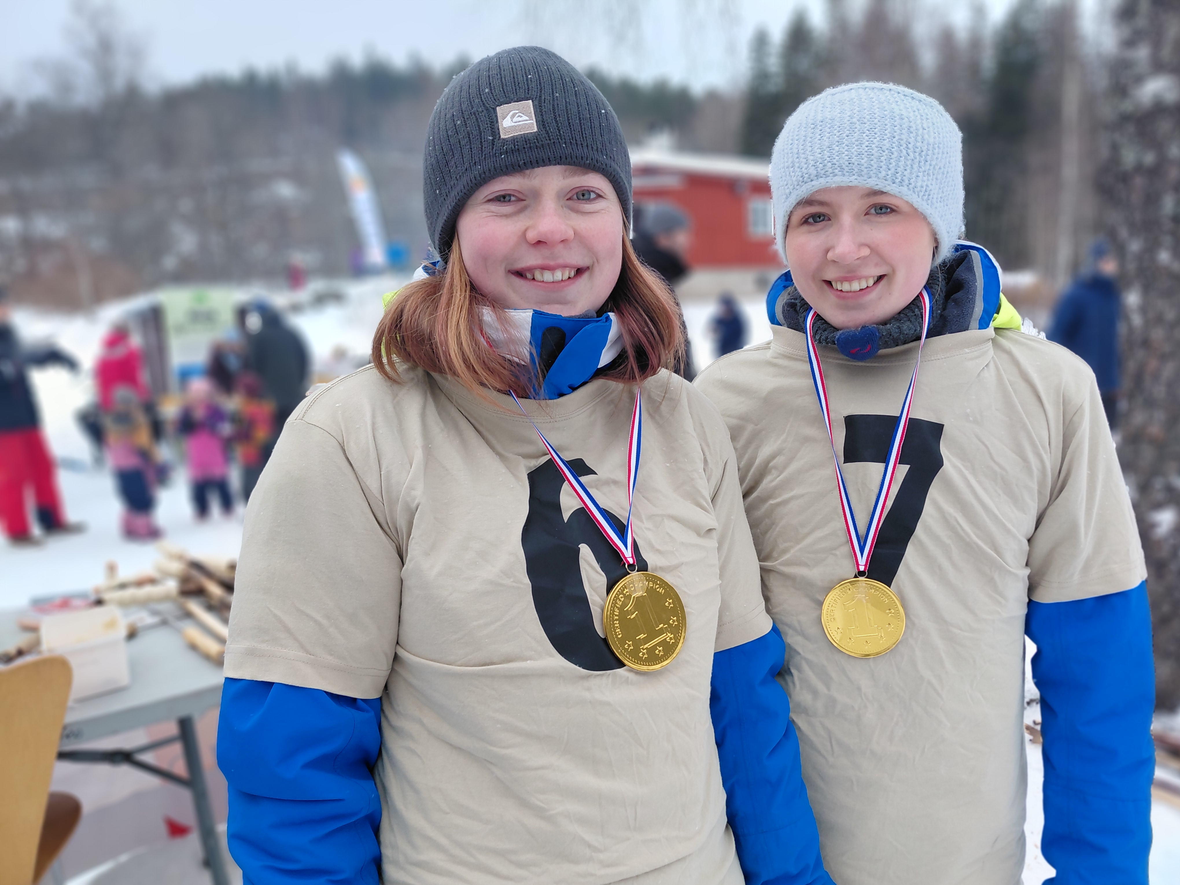 UNGDOM TOG ANSVAR: Eline Westermoen Dugstad (18, t.v.) var mentor, mens Alma Rygg Holten (17) hadde hovedansvaret under vinteraktivitetsdagen på Isdammen søndag. 