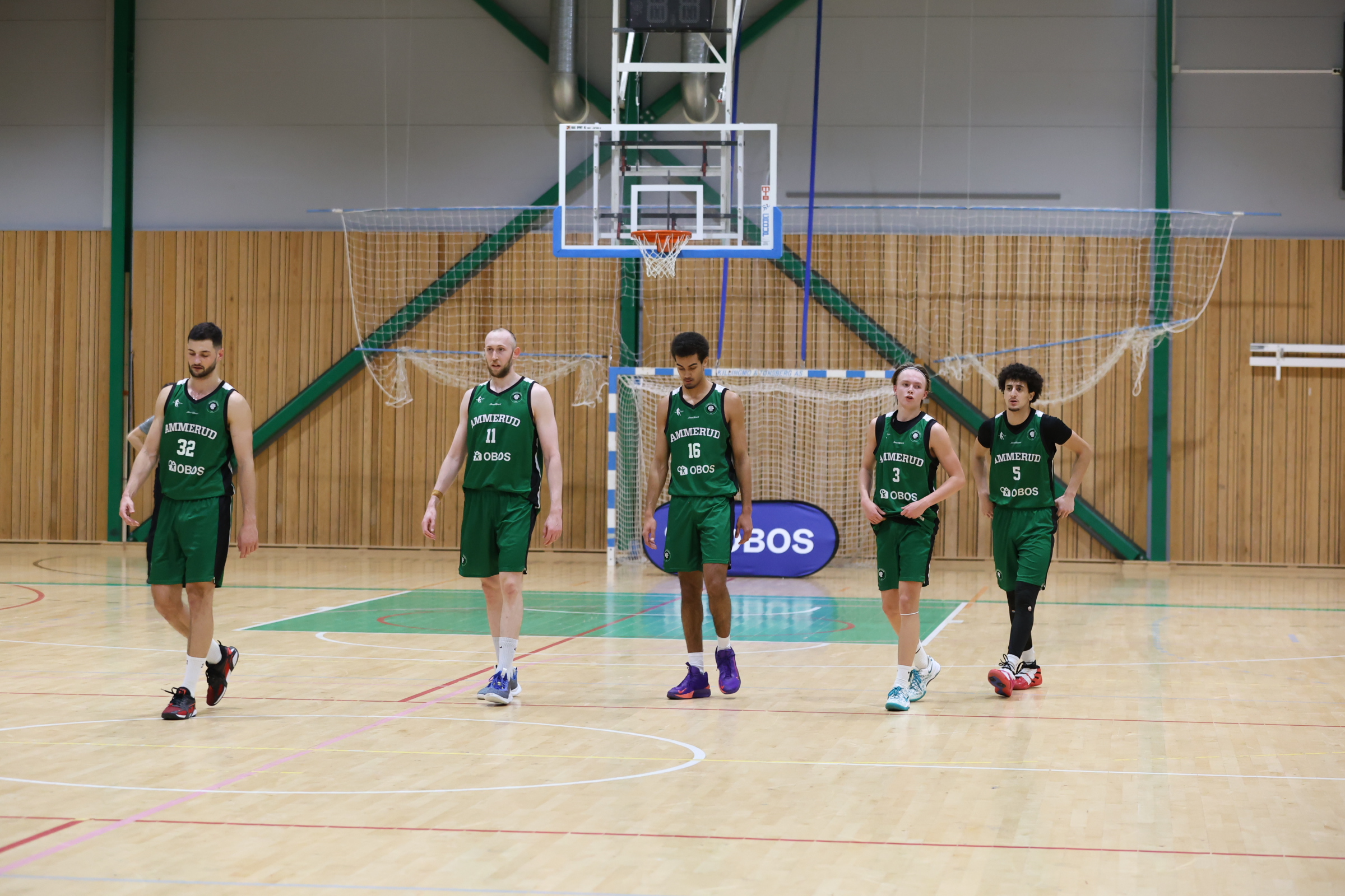IKKE GODT NOK: Ammerud Basket har tapt sine to siste kamper mot Frøya og Fyllingen. Trener Zafer Saglam er misfornøyd med lagets prestasjoner (Foto: Tom Evensen).