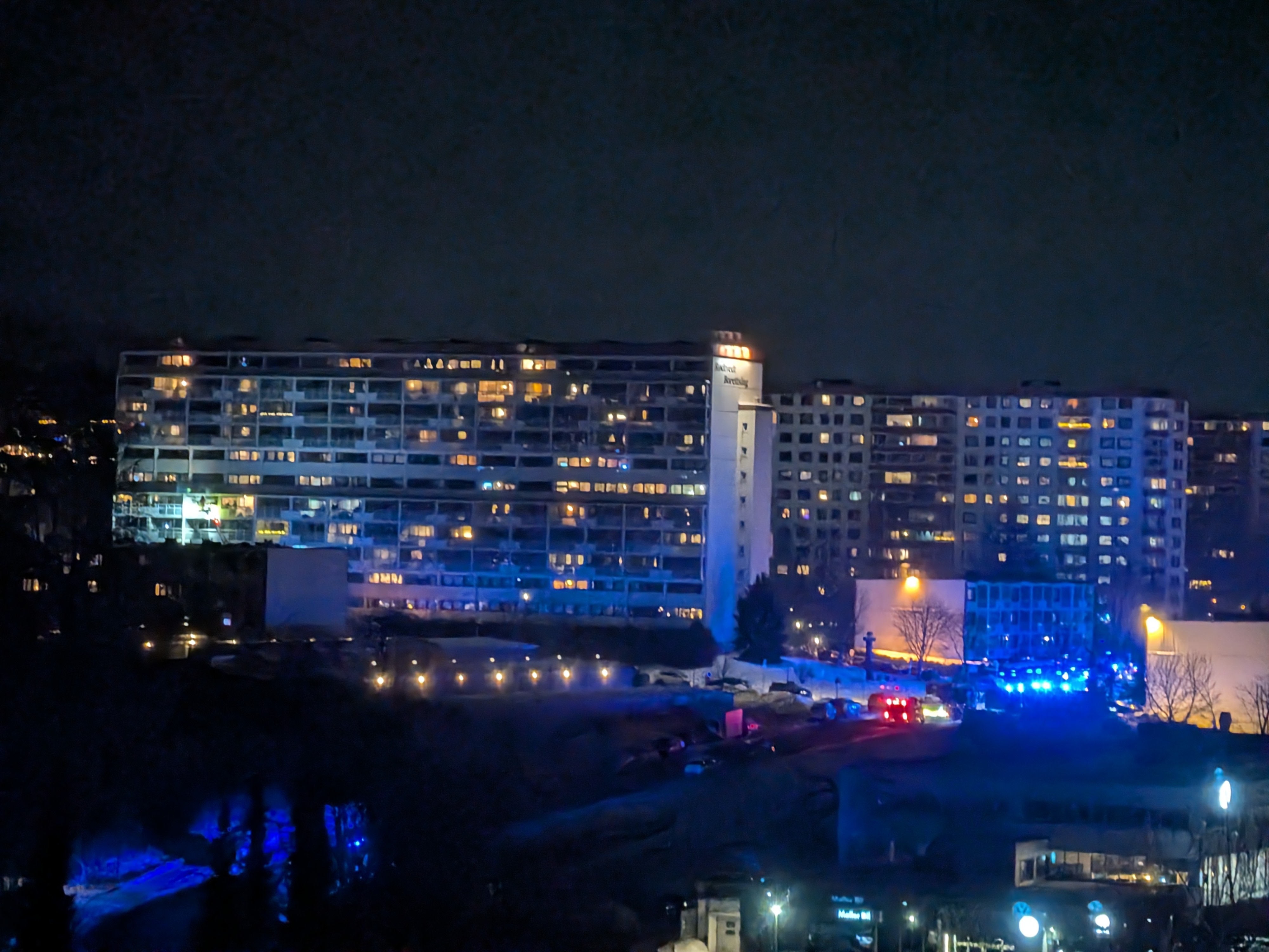 LØRDAG KVELD: Innsendt bilde fra tipser viser nødetatene på stedet. 