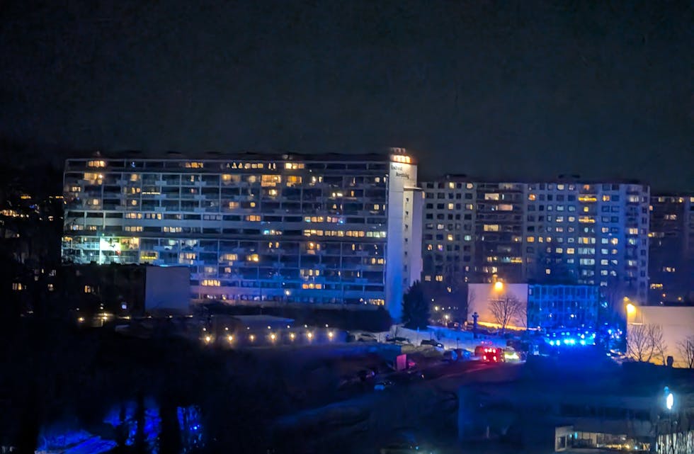 LØRDAG KVELD: Innsendt bilde fra tipser viser nødetatene på stedet.
