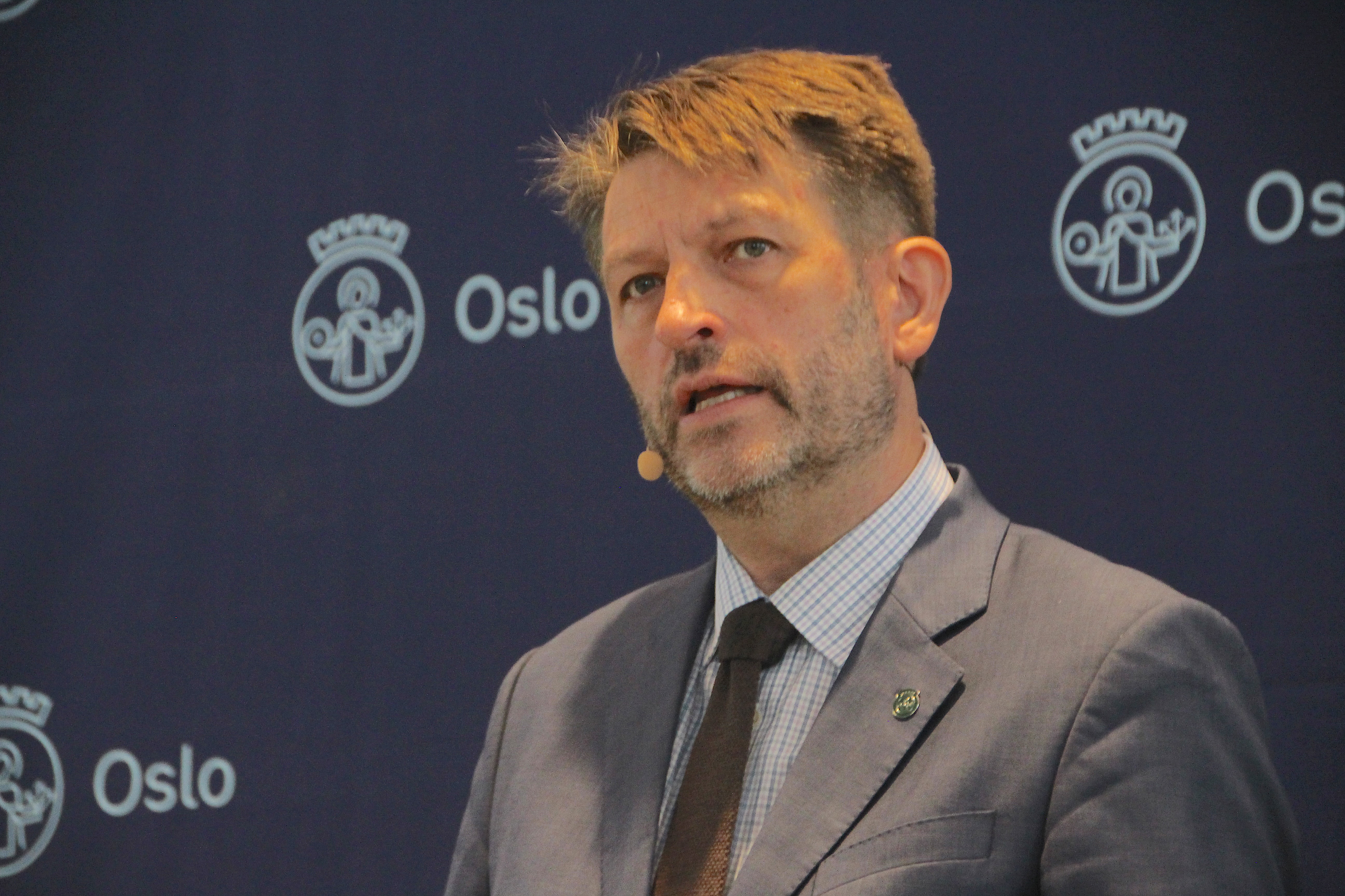 AVBLÅSER IKKE KUTTPLANENE: Byrådsleder Eirik Lae Solberg (H) viser til positivt driftsresultat for første gang som byrådsleder, men vil ikke avblåse planlagte kutt.