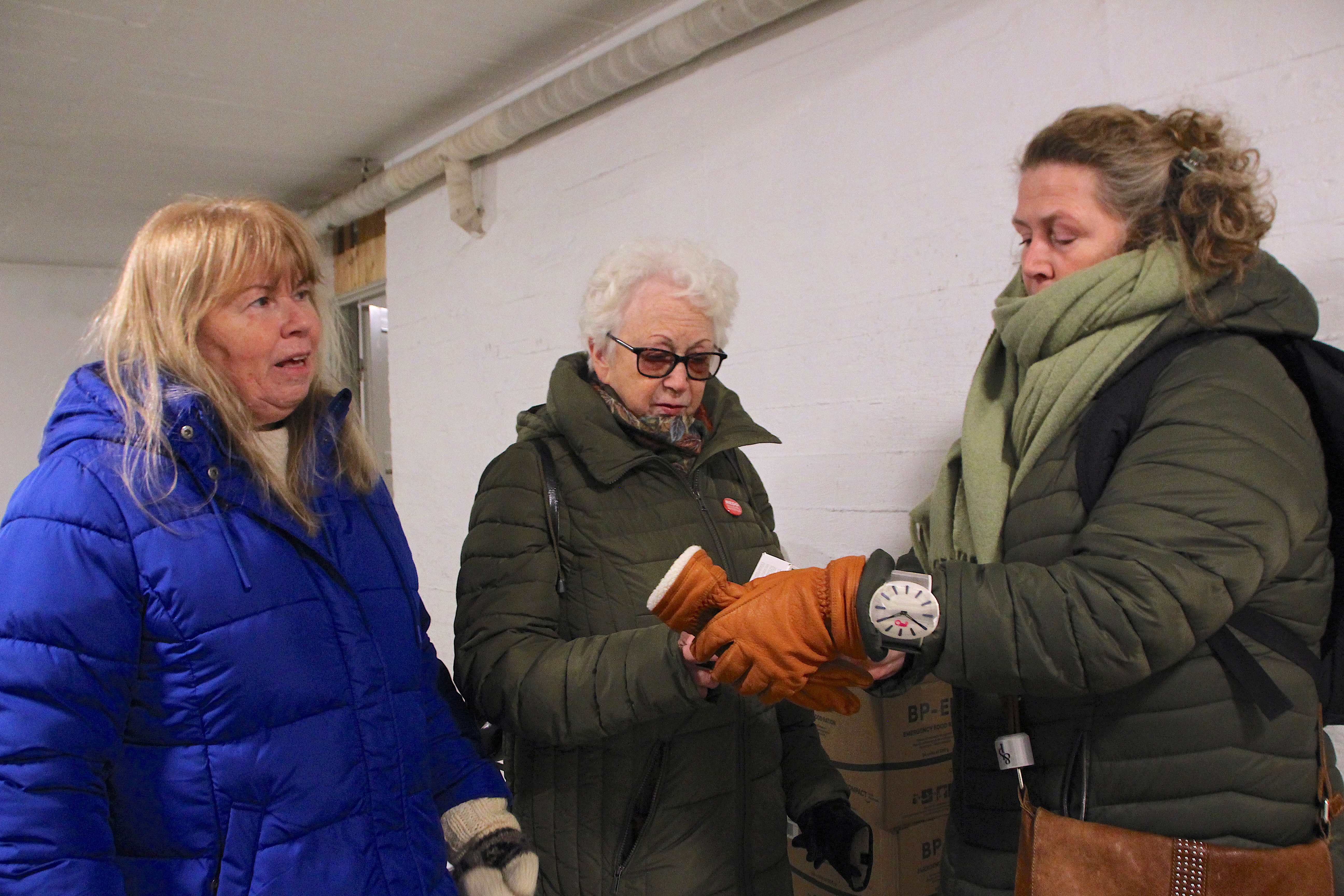 – SE HER JA: (F.v.) Irene Anderen, Laila Rismo og Hege Erlandsen tok en liten titt på blant annet nødrasjonene i beredskapslageret på Bjerke. 