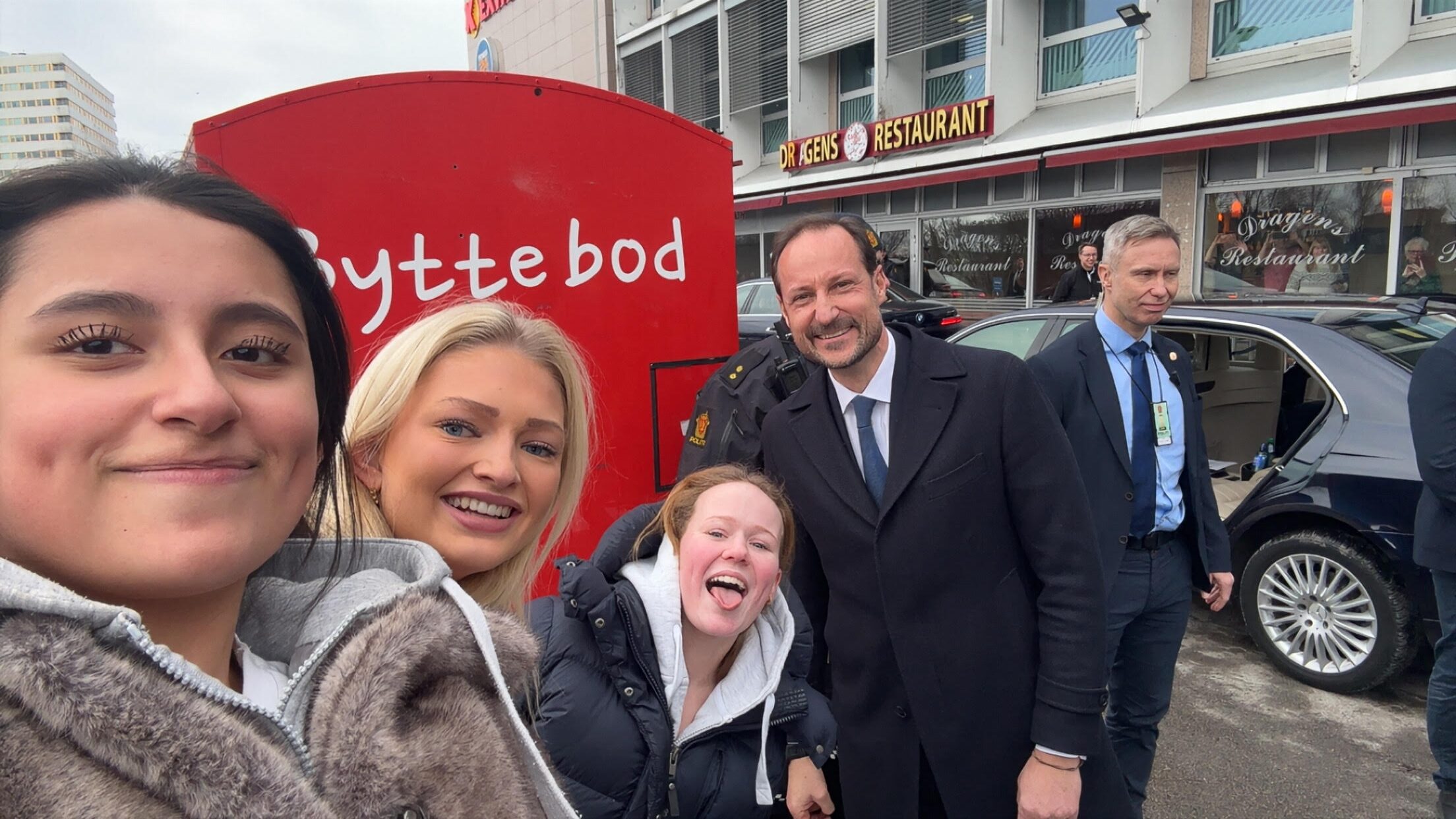 APPELSIIIIIN: 15-åringene Helene (f.v), Selma og Sofie fikk Kronprinsen med på en selfie. 