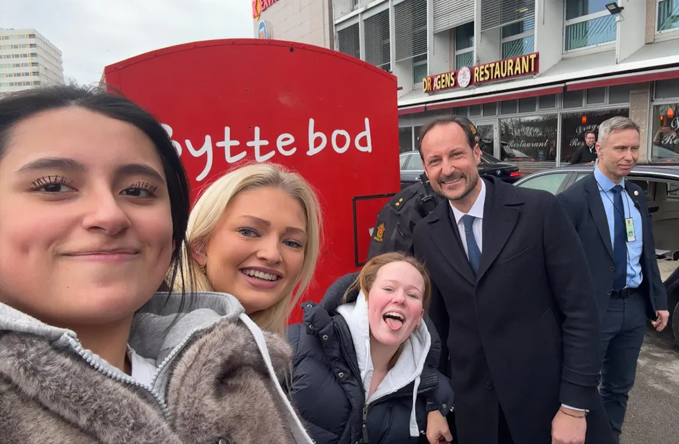 APPELSIIIIIN: 15-åringene Helene (f.v), Selma og Sofie fikk Kronprinsen med på en selfie.