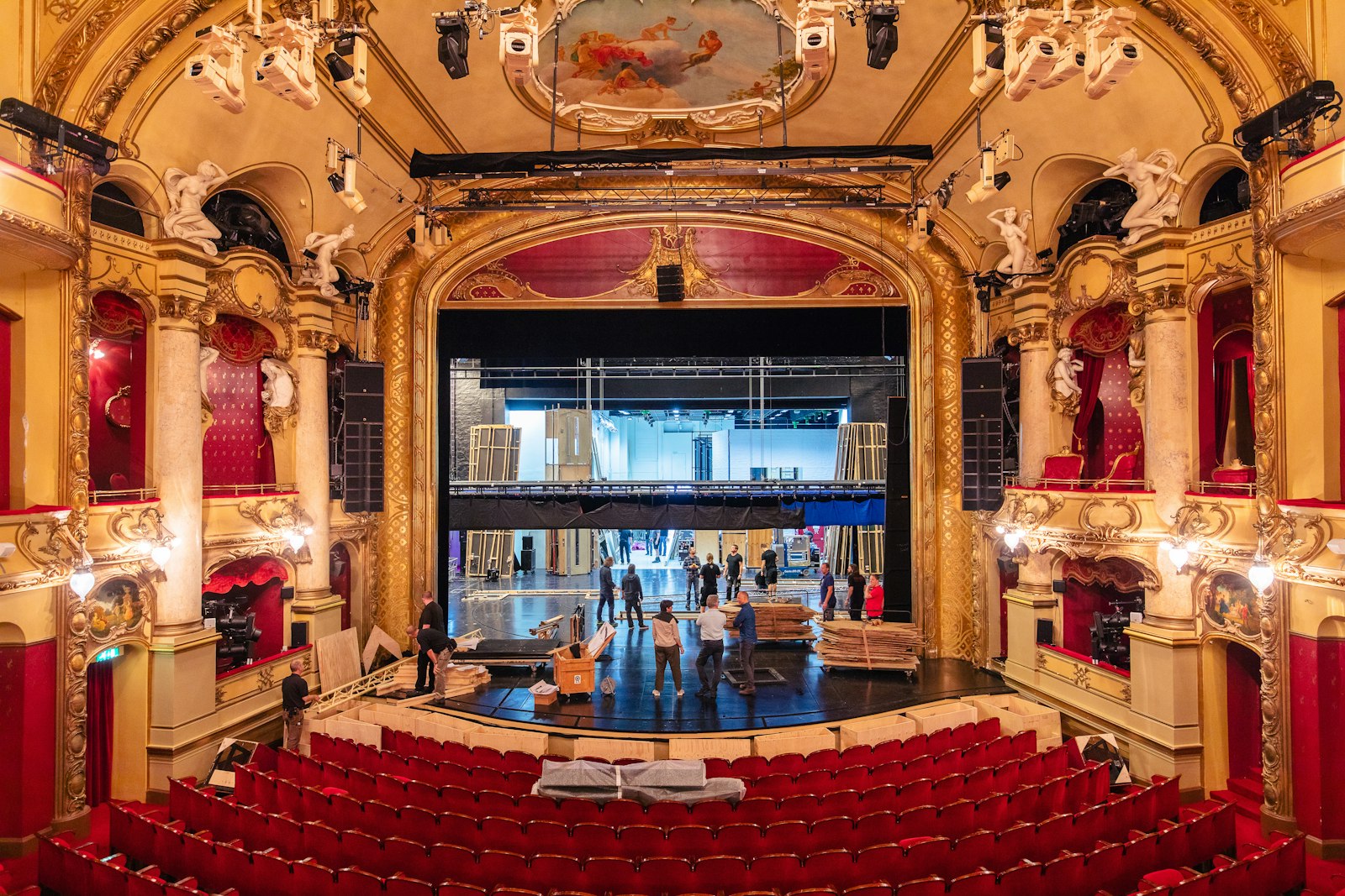 MÅ PUSSES OPP: Ærverdige Nationaltheatret skal pusses opp og må stenge dørene i ti år. Nå leter Statsbygg etter et godt midlertidig alternativ.