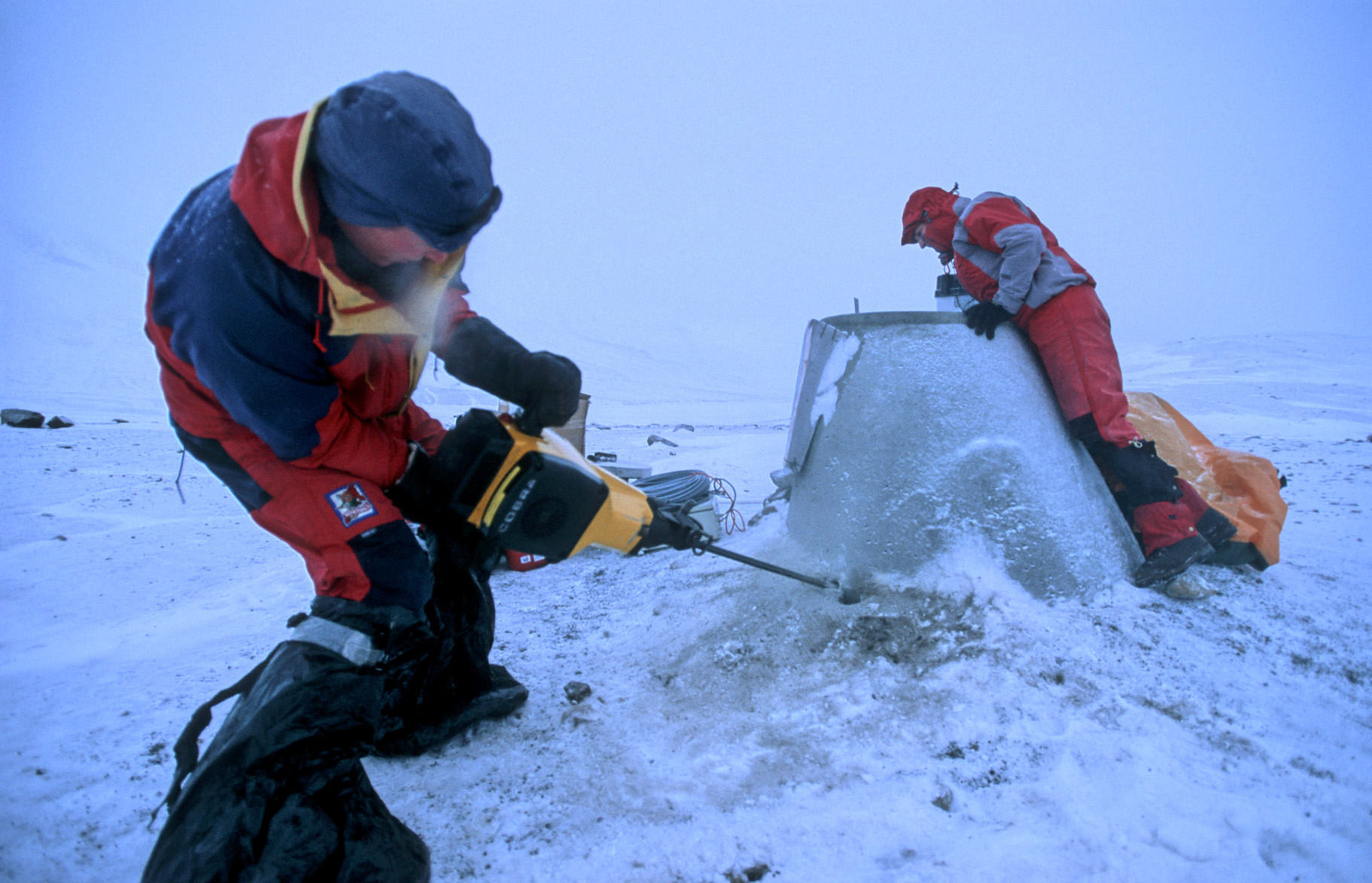 Diger kjegle for å beskytte innmaten på borehullet fra 98. Her skal det trekkes kabler. Kjetil selv 2005. 