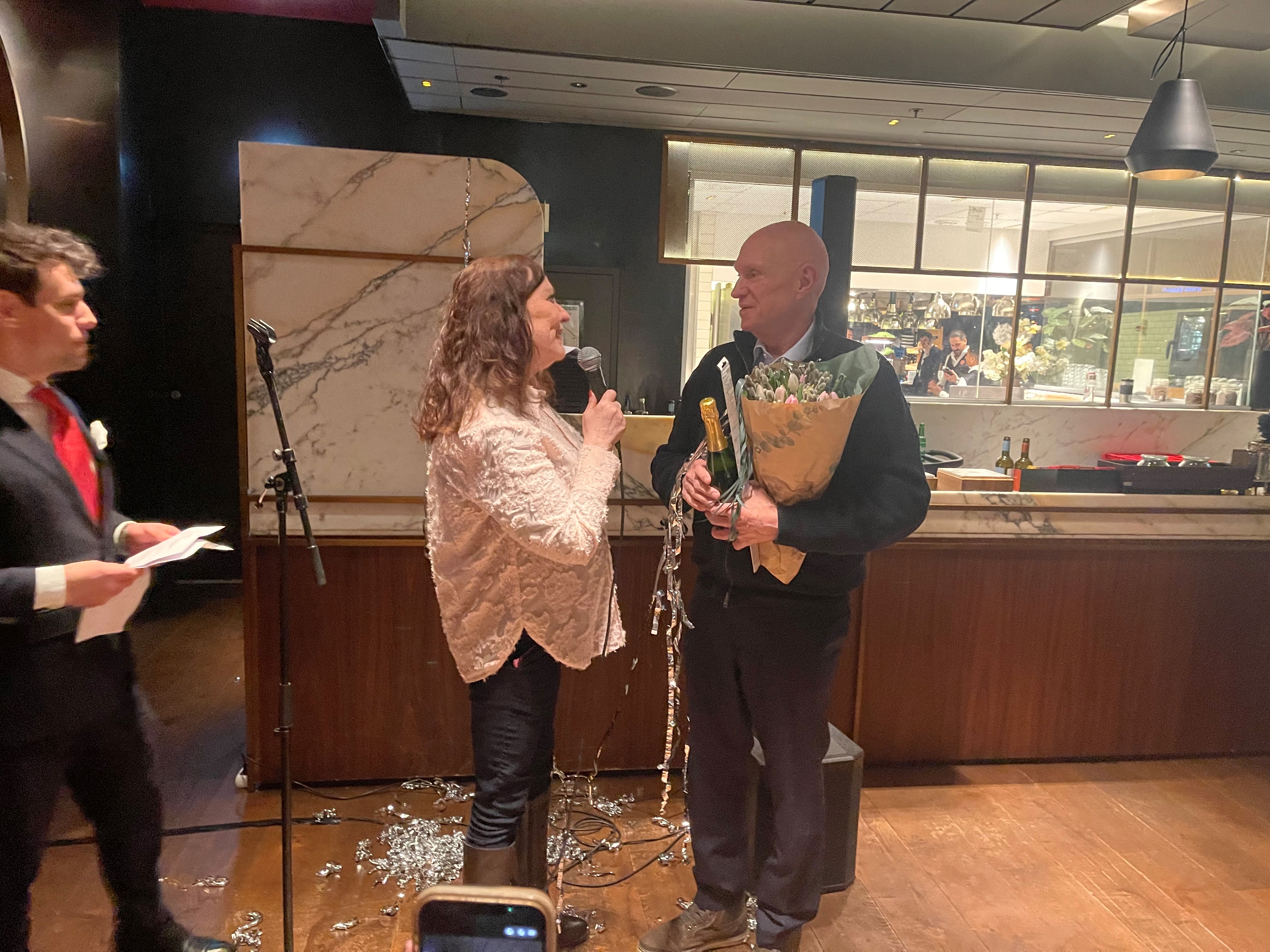 ÅRETS STJERNESKUDD: John Sanne (t.h.) fikk prisen av medlemsansvarlig Heidi Hanssen. (Foto: Vidar Solberg).