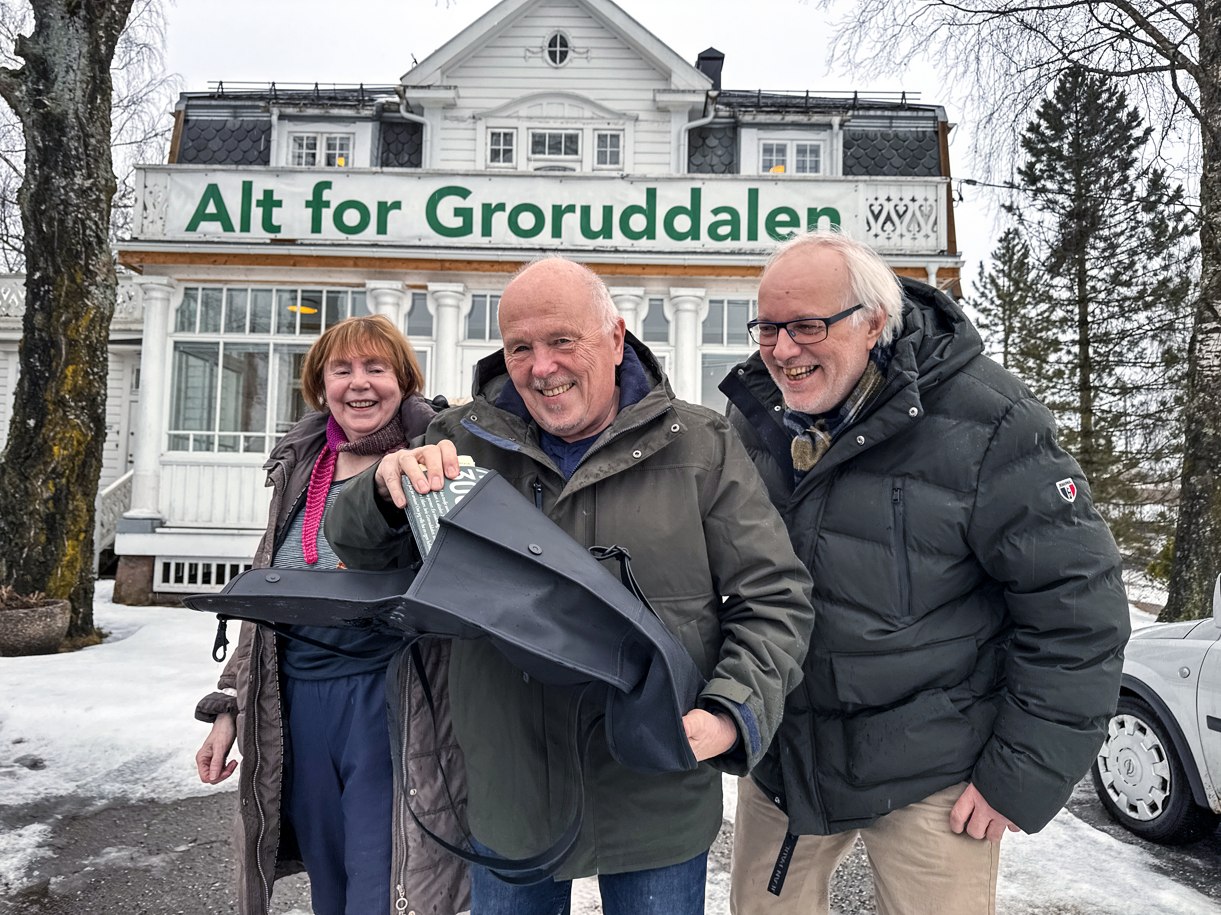 KLAR FOR BOKBAD: Roger Pihl (midten) lanserer boka «300 Pihls» på Deichman Nordtvet. Her sammen med Kari Bjørklund fra Nordtvet biblioteks venner og Hjalmar Kielland jr. fra Akers Avis Groruddalen.