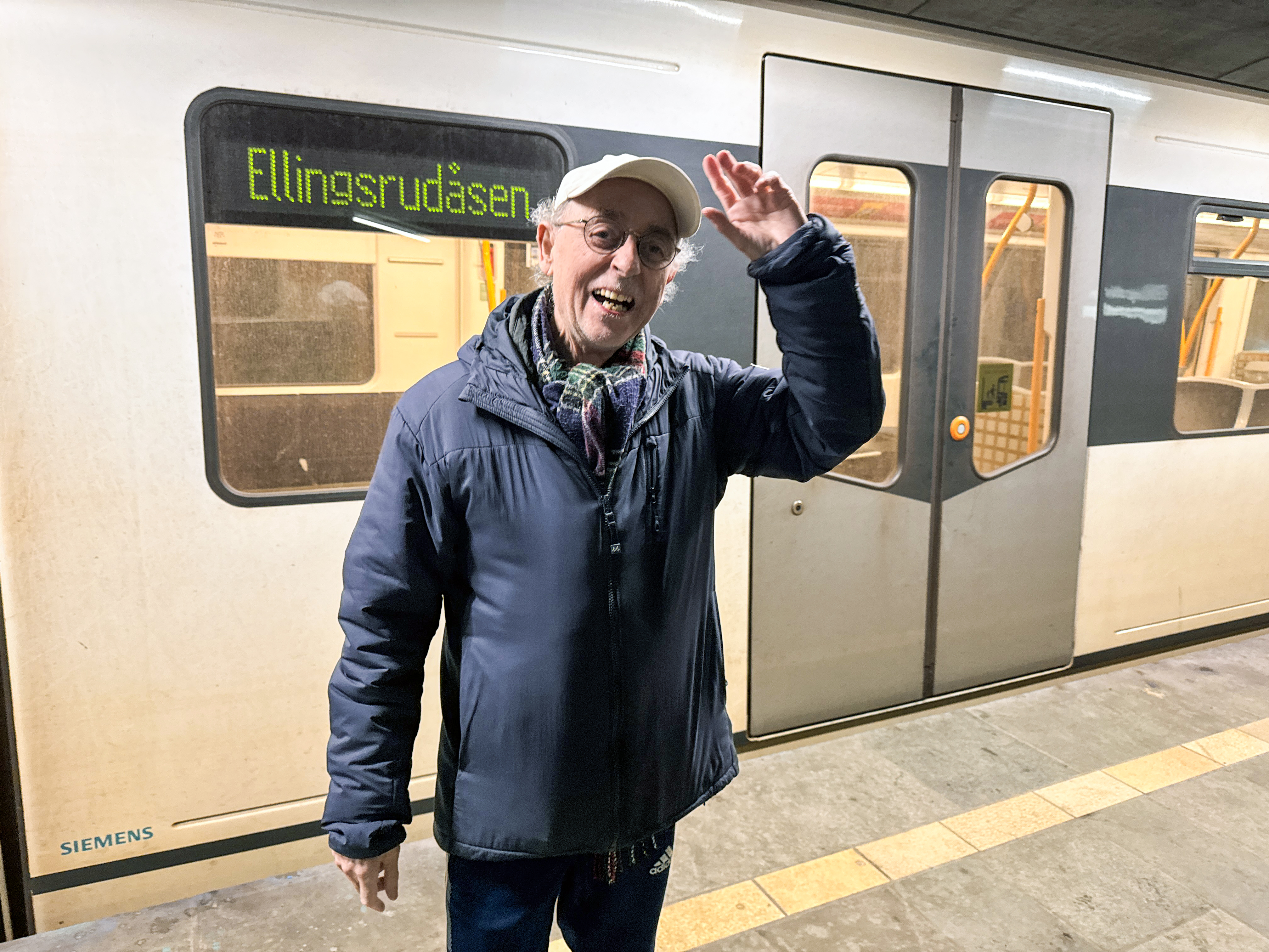 Ellingsrudåsen t-banestasjon
Ellingsrud t-banestasjon
Ahus-banen