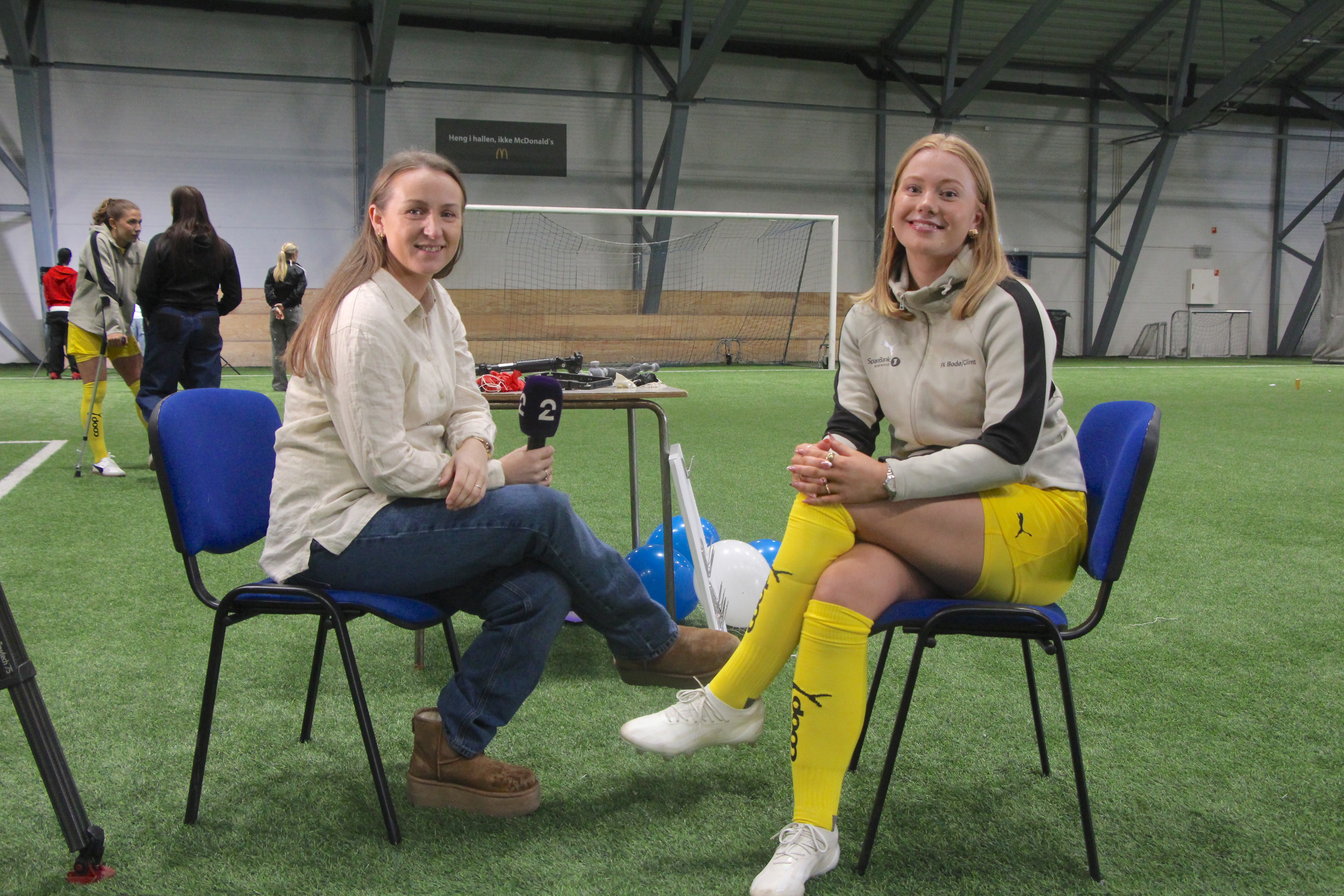 DET SMELLER I STEINBRUDDET: Det nærmer seg avspark i  Toppserien og tirsdag var det pressetreff i Greihallen. Der delte spillere og lederskikkelser sine tanker om den kommende sesongen - og sitt syn på Oslo-avtrykket til Vålerengas damer og herrer. Her med Christina Paulos, groruddøl og reporter i TV2, og Thale Hauge, midtstopper på Bodø/Glimt. 