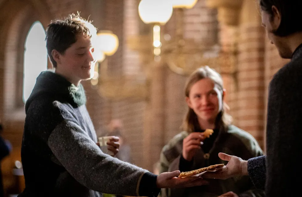 UNGE SØKER FELLESSKAP I KIRKEN: Flere unge voksne oppsøker kirken som et sosialt og trygt samlingspunkt. (Foto: Helen Moe Slinning / Den norske kirke)