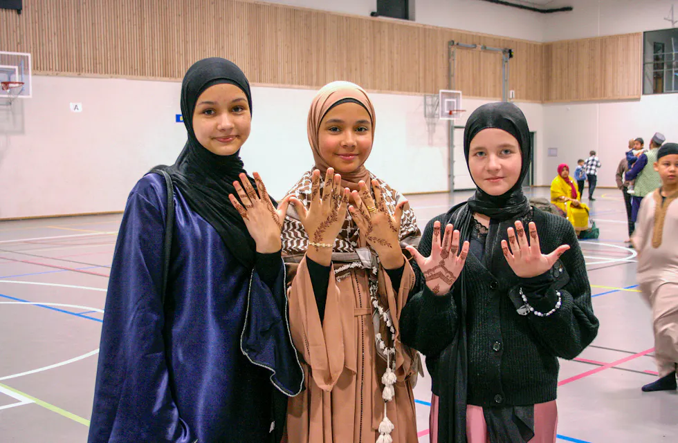 PYNTET TIL FEST: Eid er året største helligdag. Mariam (15, f.v.), Aisa (12) og Elisa (11) har pyntet seg og fått henna på hendene for anledningen.