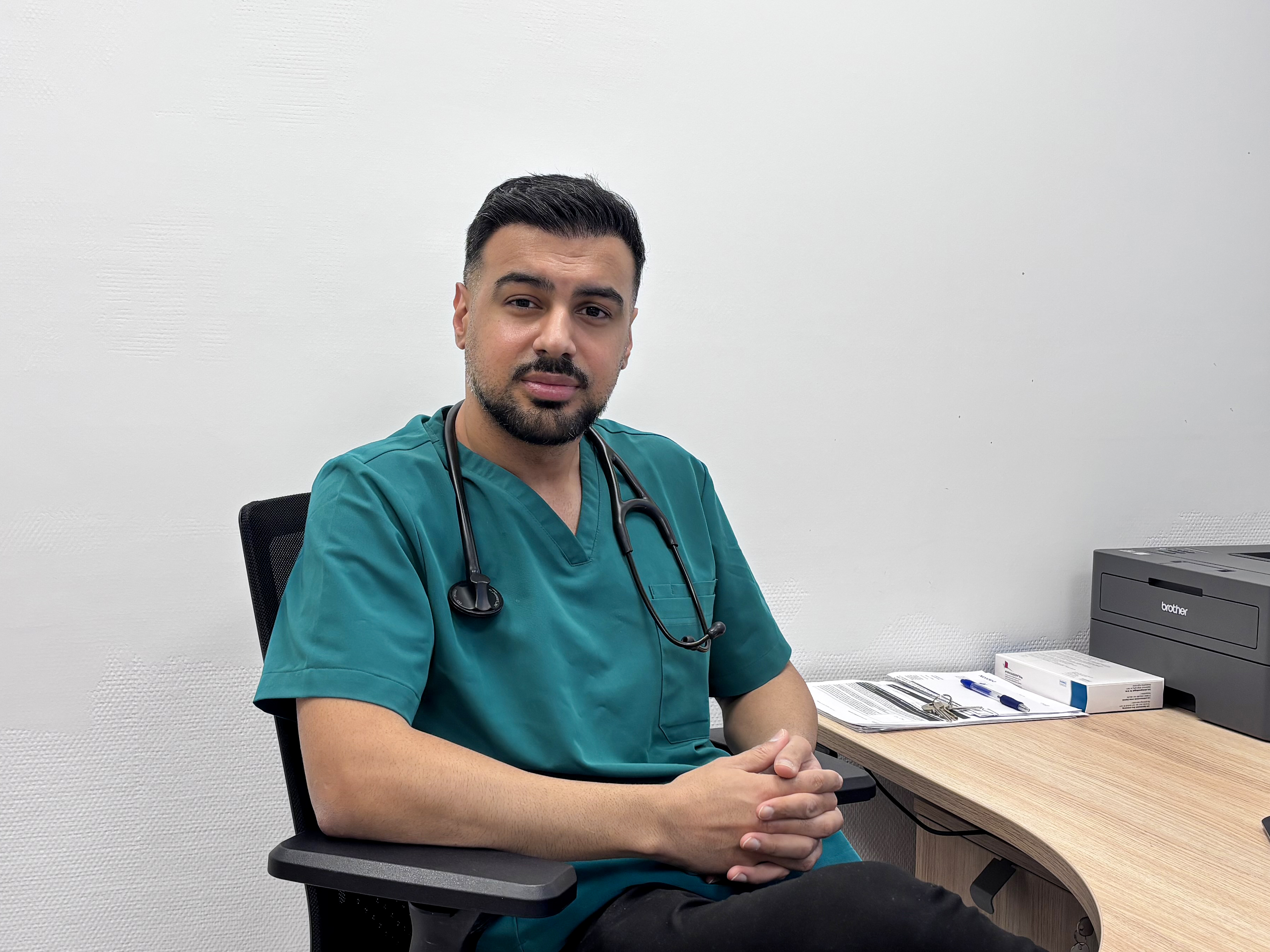 NY LEGE: Fastlege Hayder Abdullah (32) på kontoret ved Lindeberg legesenter. Her følger han opp pasienter og arbeider for bedre helseoppfølging i bydelen.