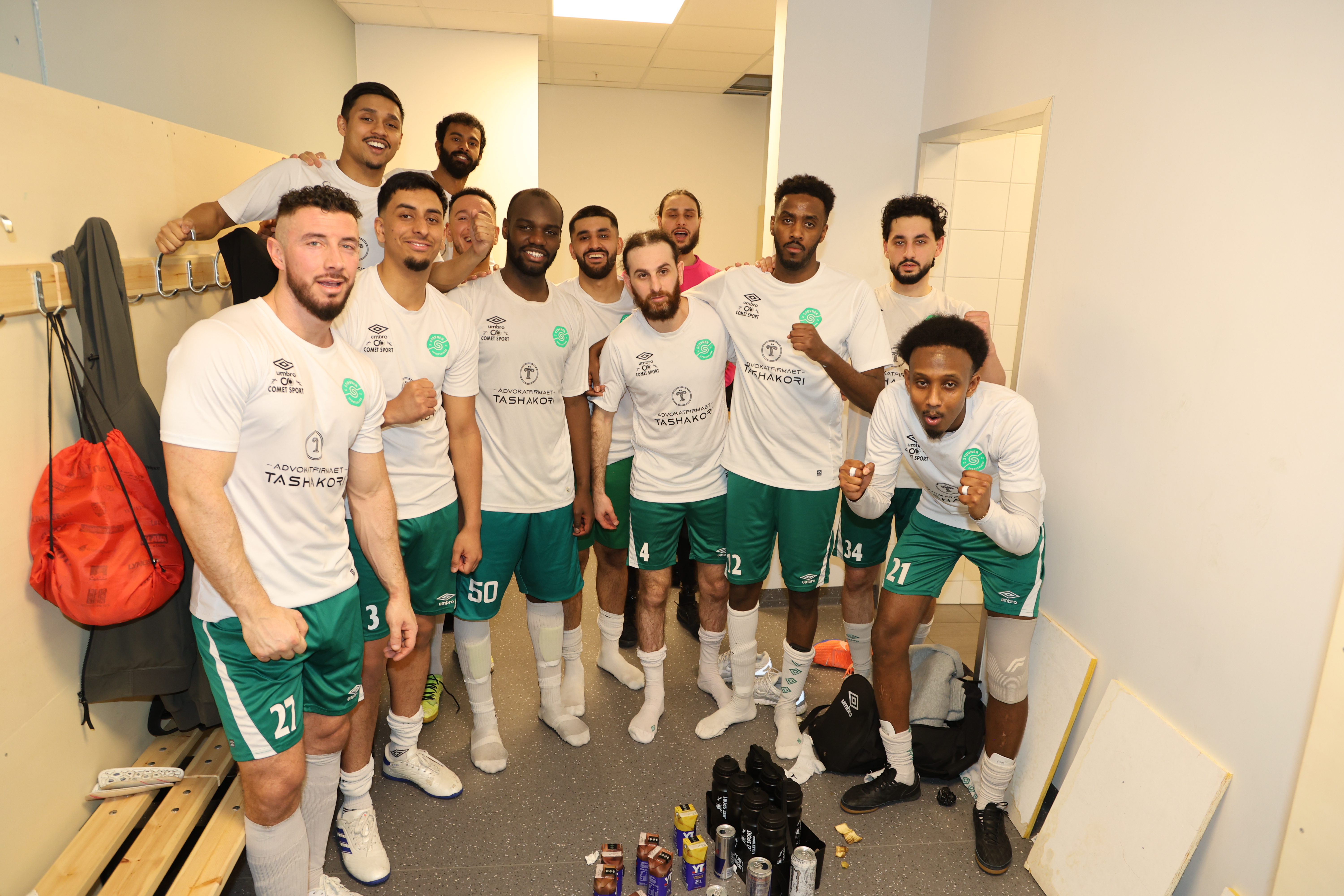 STERK SEIER: Stovner-spillerne jubler etter en sterk derbyseier mot HSIL i Nordbyen flerbrukshus. Foto: Tom Evensen.