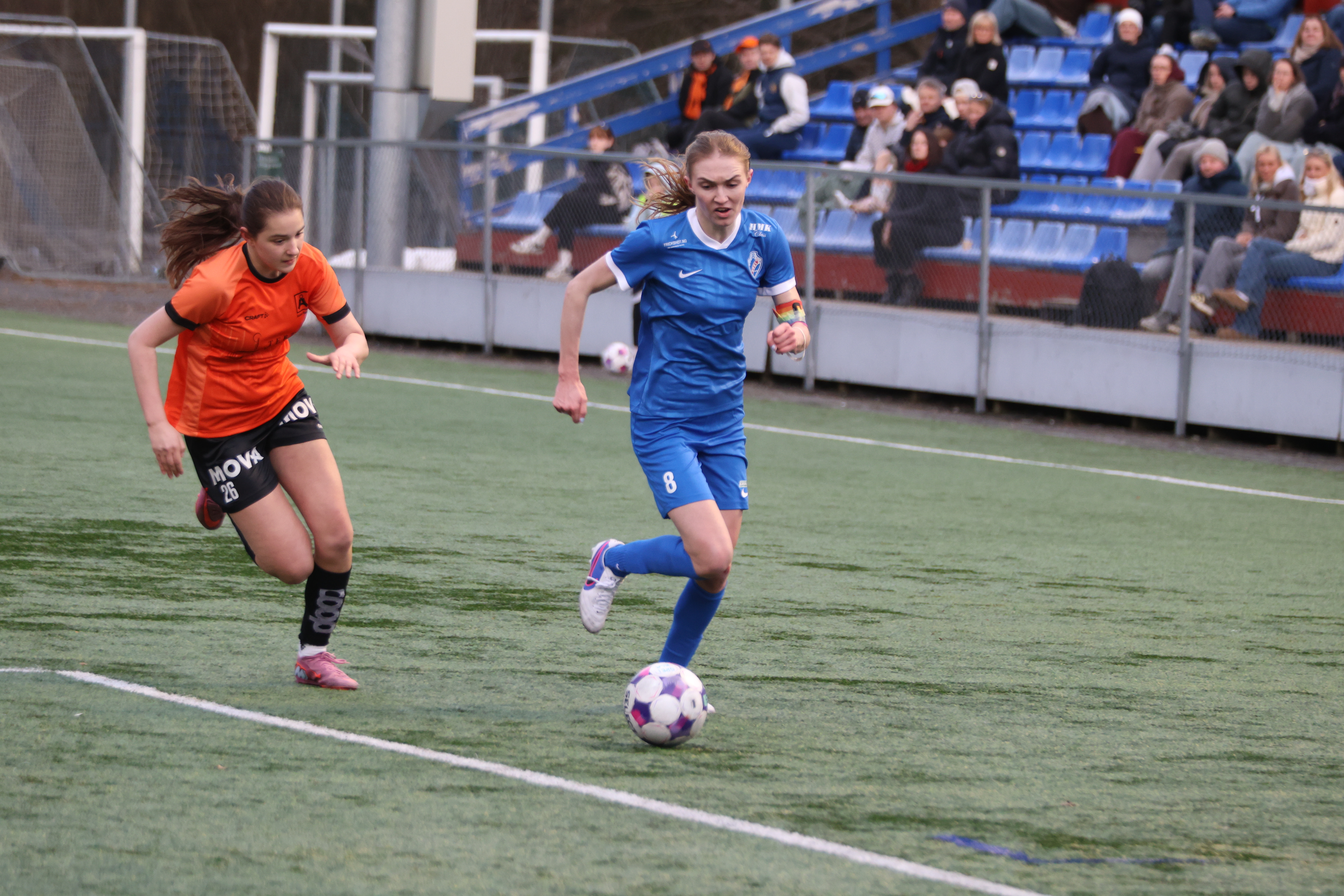 NÅ ER VI I GANG: Grei og Emilie Lein leverte en solid prestasjon foran eget publikum, men en tidlig scoring fra gjestene ble avgjørende i en ellers jevnspilt kamp.