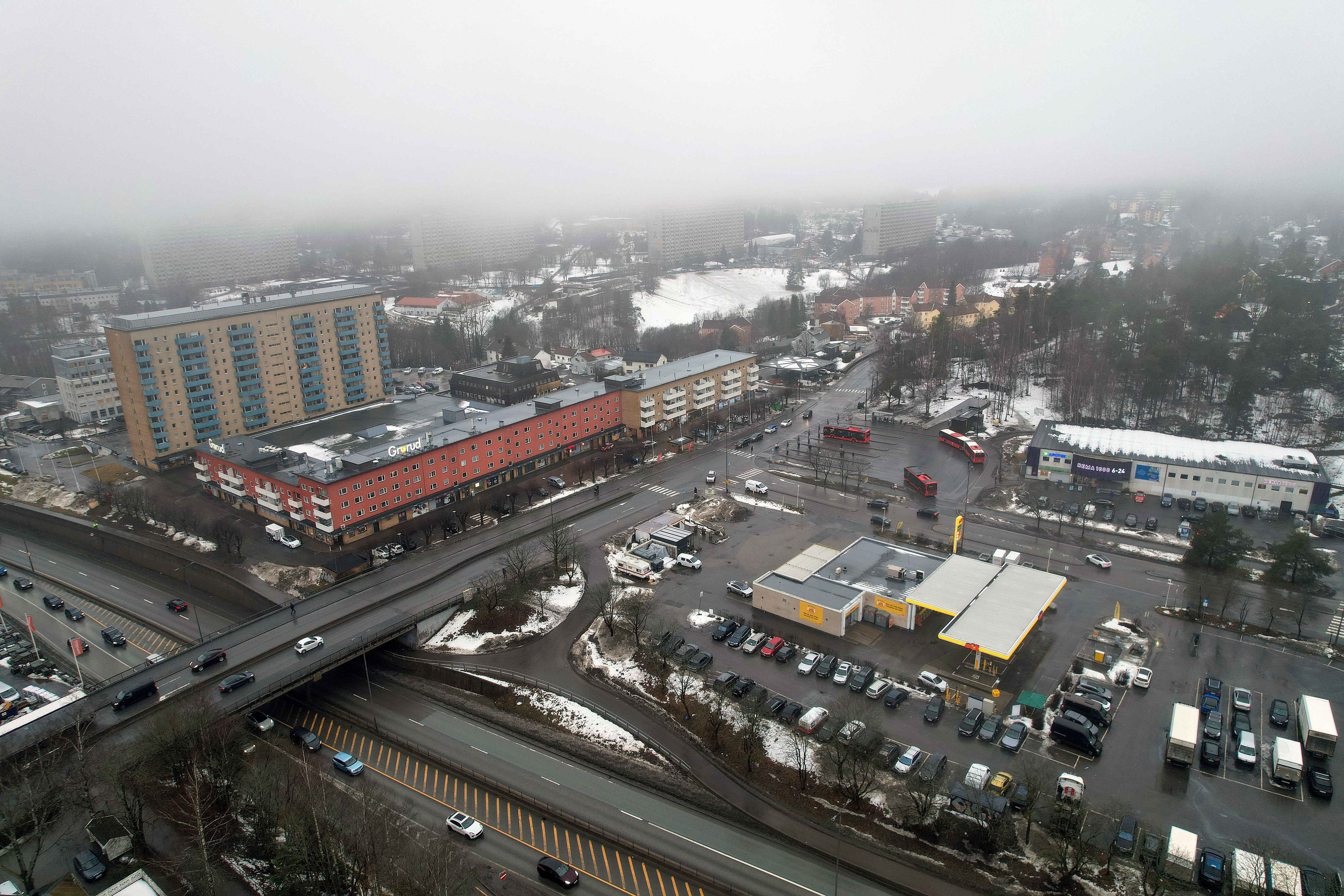 STORE PLANER: Grorud sentrum sett fra lufta. Et nytt planprogram åpner for fortetting rundt t-banestasjonen og opptil 450 nye boliger i området (Foto: Øystein Kielland).