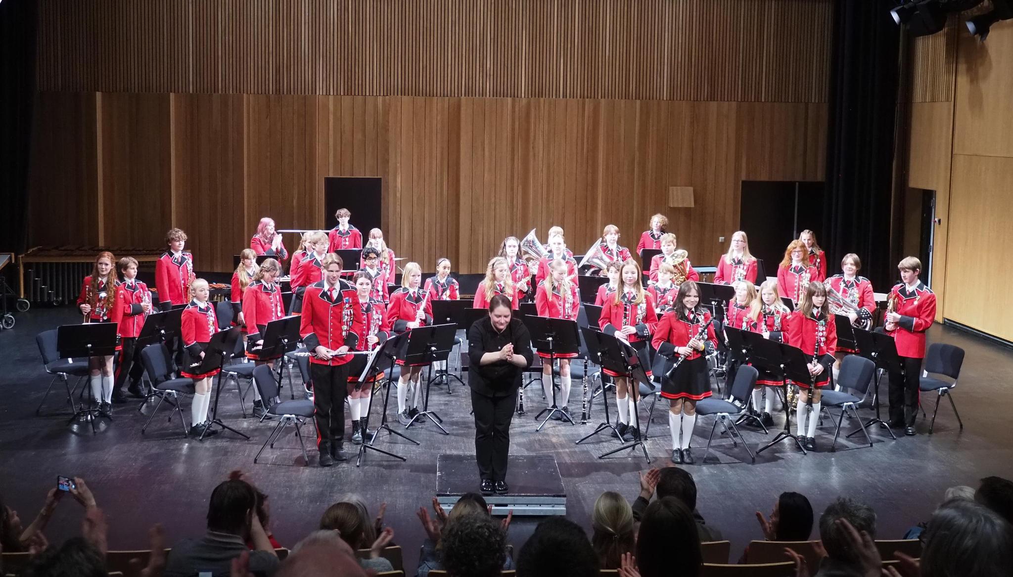 PÅ SCENEN: Hovedkorpset på scenen i Lørenskog Hus. Dirigent er Stina Widén. (Foto: Espen Ekvang)