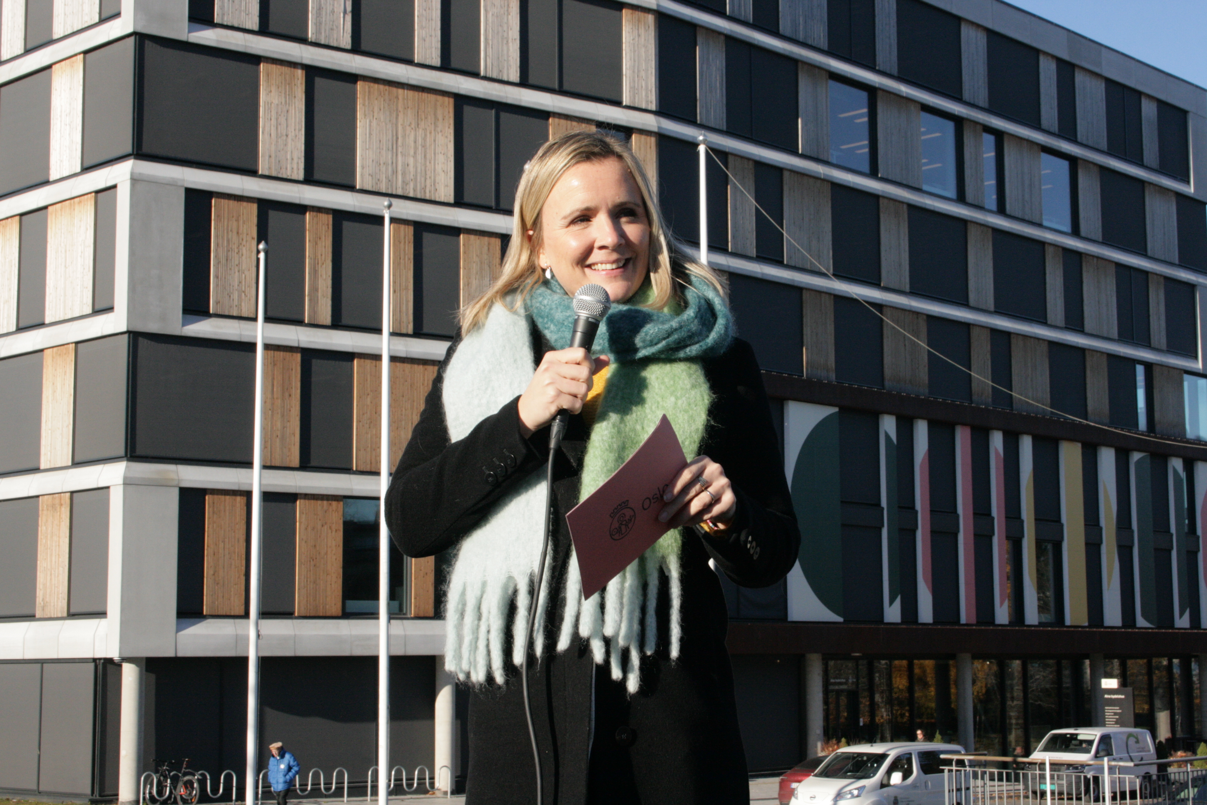 ETT SKRITT NÆRMERE MÅLET: Byråd for miljø og samferdsel, Marit Vea (V), er stolt over at månedskortet snart vil koste 655 kroner for en voksen.