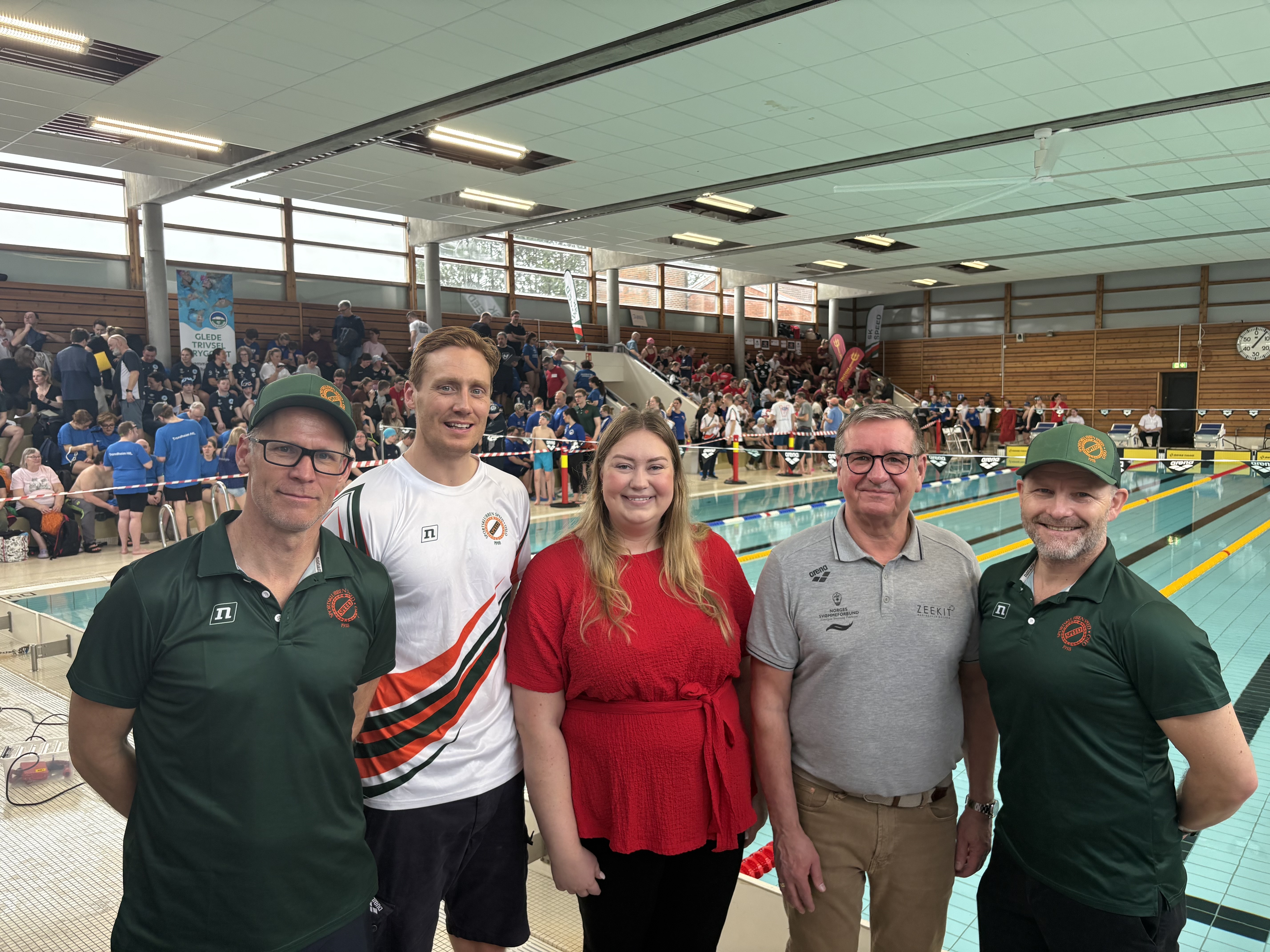VELLYKKET: Etter en vellykket åpningsseremoni samlet styreleder i Speed SK, Håvard Skorstad (f.v.), daglig leder Ronnie Anstensen, Julianne Ofstad, Cato Bratbakk og nestleder i styret i Speed SK, Stein Arve Bernes, seg for å feire – med et jublende publikum i bakgrunnen.