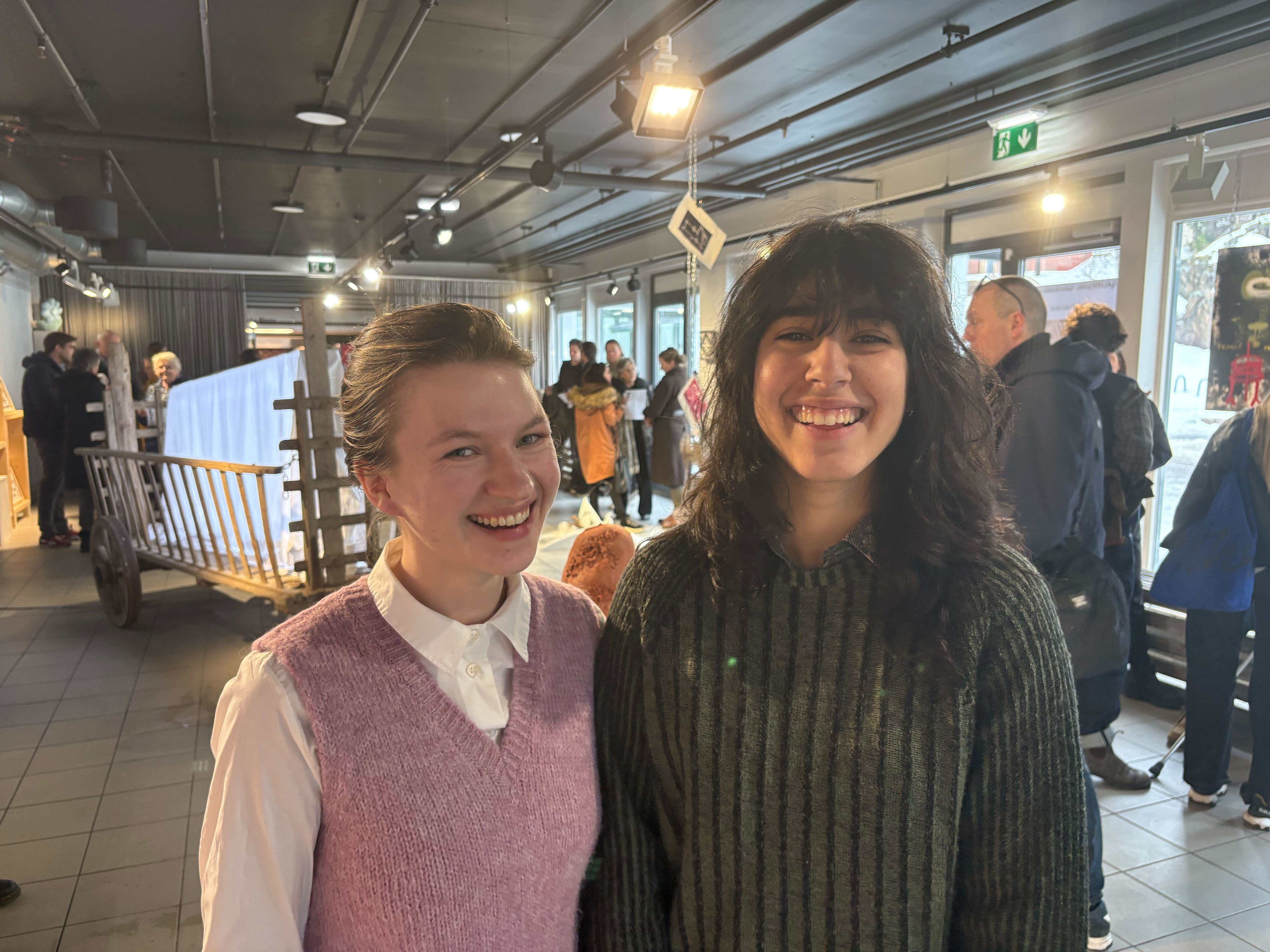 UNGE TALENTER: Kunstnerne Kira Shatylo (t.v.) og Diana Ahmedi møttes for første gang for et halvt år siden. Nå stiller de ut sammen på GalleryLab på Romsås som en del av prosjektet «Lasset må dras».