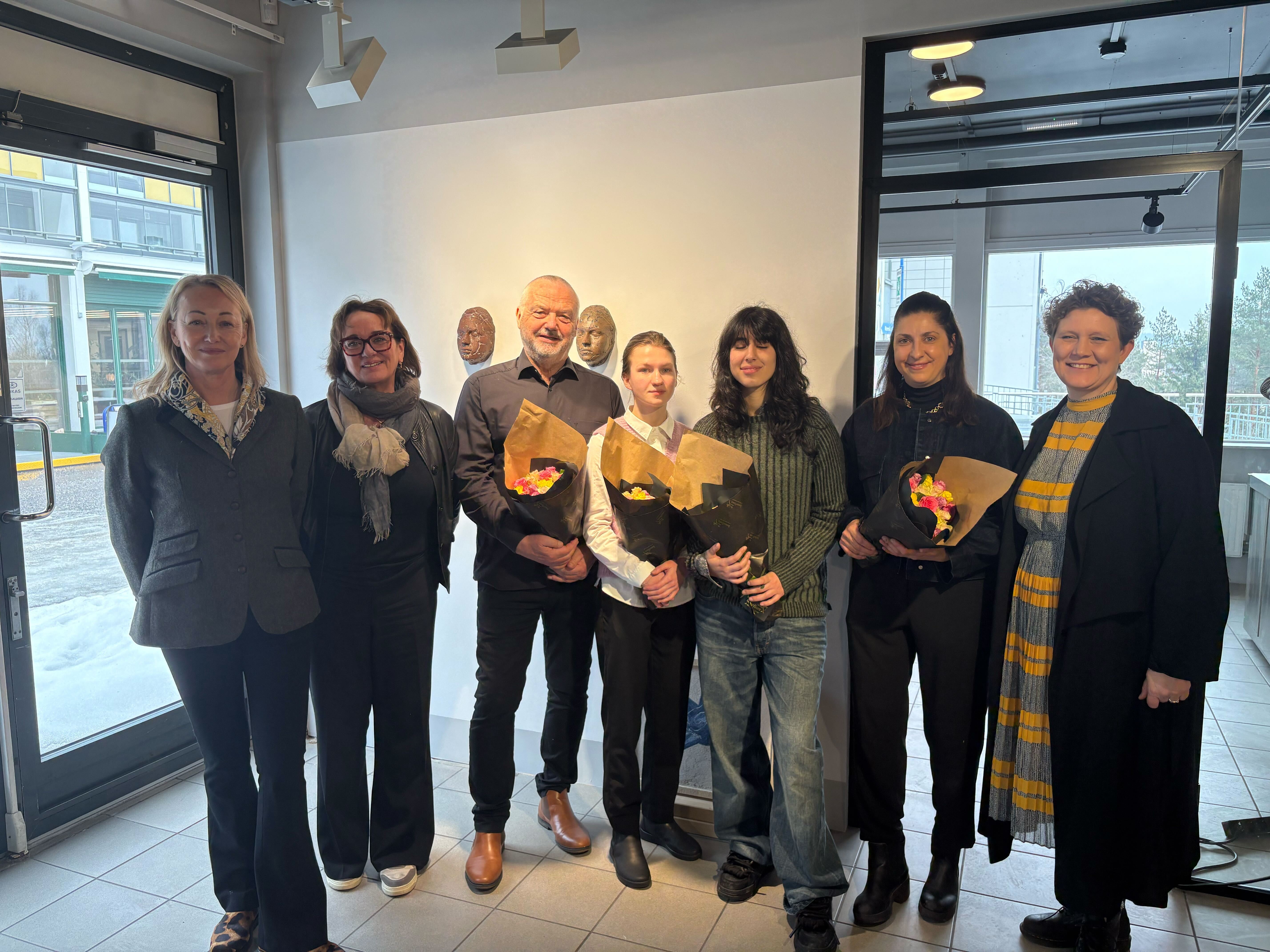 GODT SAMARBEID: Helene Gulaker Hansen (f.v.), Marit Gillespie, Aksel Strangstad, Kira Shatylo, Diana Ahmedi, Anna Daniell og Henriette Skretteberg, direktør i Ferd sosiale entreprenører.