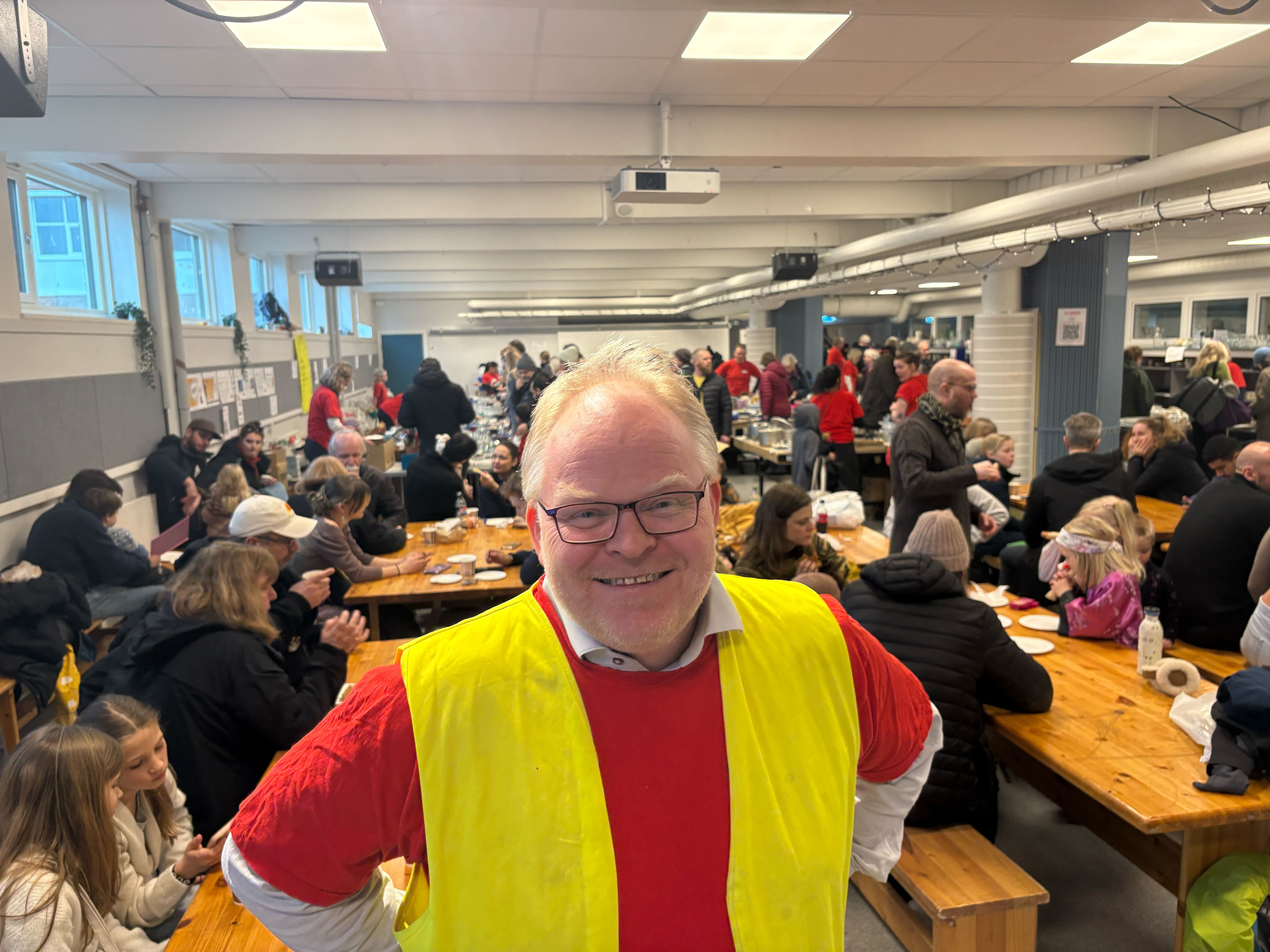 STORFORNØYD: Loppegeneral Anders Horntvedt klapper både seg selv – og værgudene – på skulderen etter det han mener er et svært godt timet loppemarked.