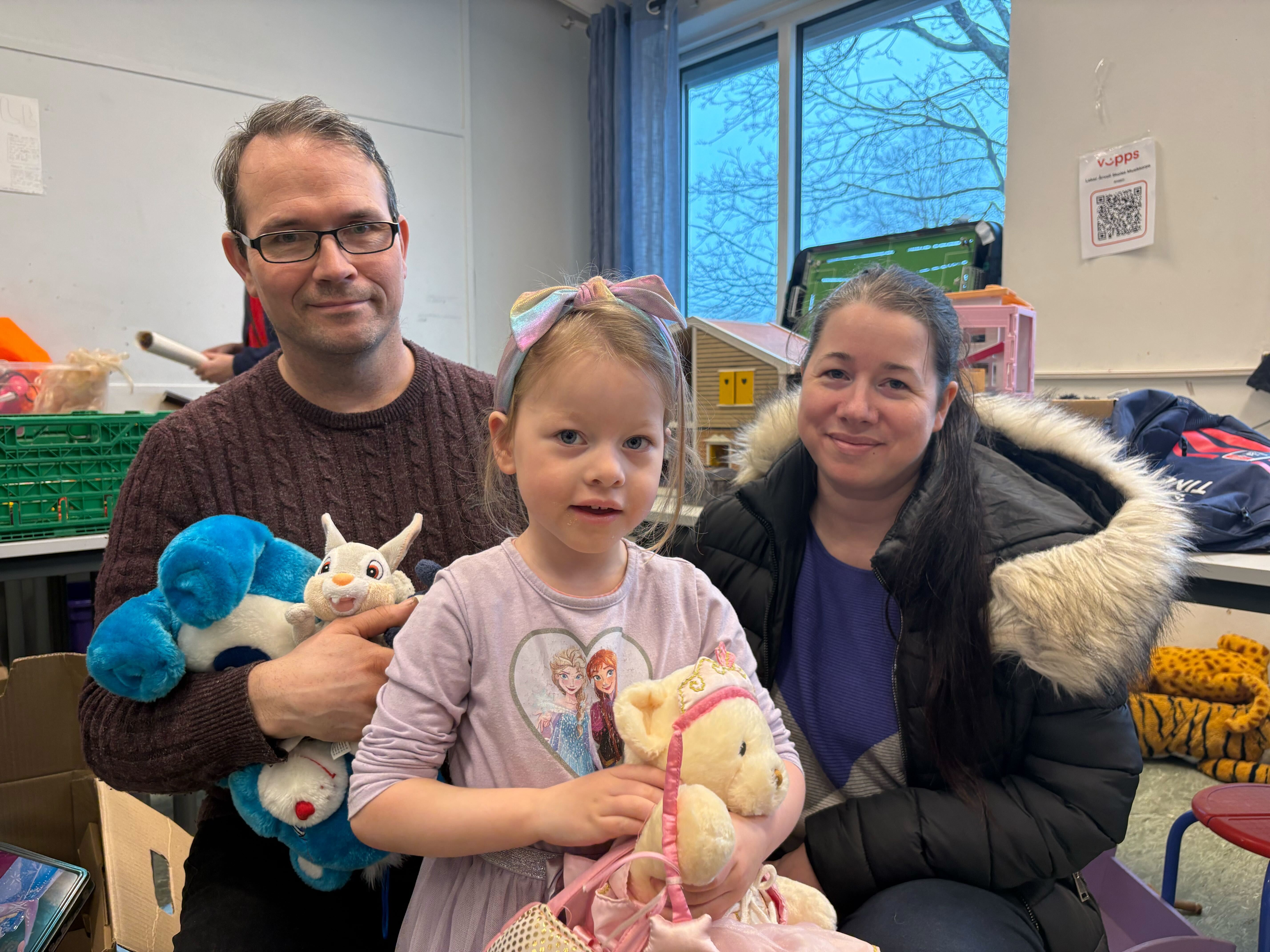 VENNER: Torbjørn Nybø, Maria (4) og Anna-Marta koser seg på loppemarked. Torbjørn er Marias fadder, og han og Anna-Marta holder fortsatt jevnlig kontakt. Sammen dukker de gjerne opp på loppemarked – til stor glede for Maria.