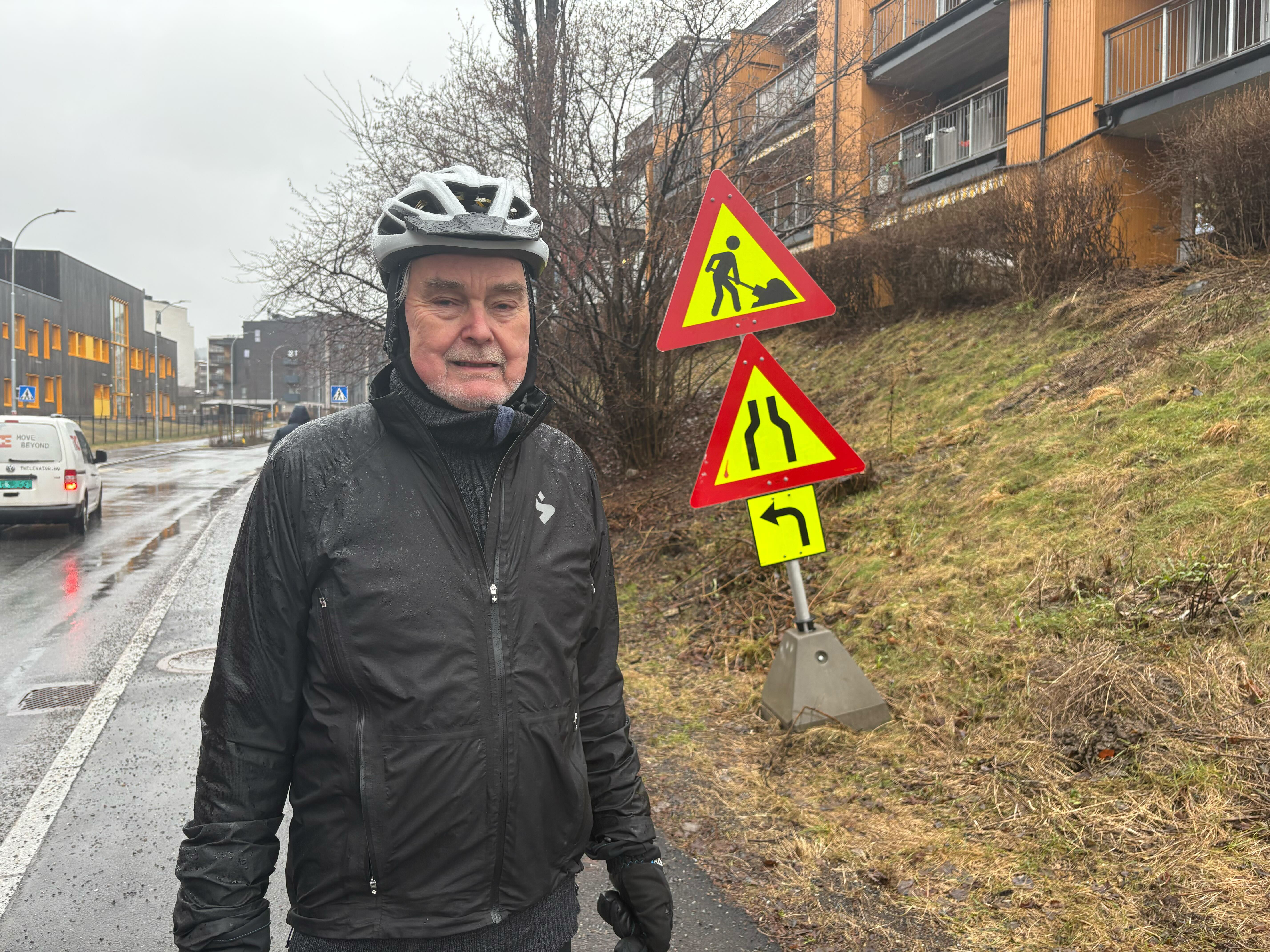 LEI: «Helårssyklist» Knut Ringstad, som håper at Bymiljøetaten snart vil komme og hente skiltet.