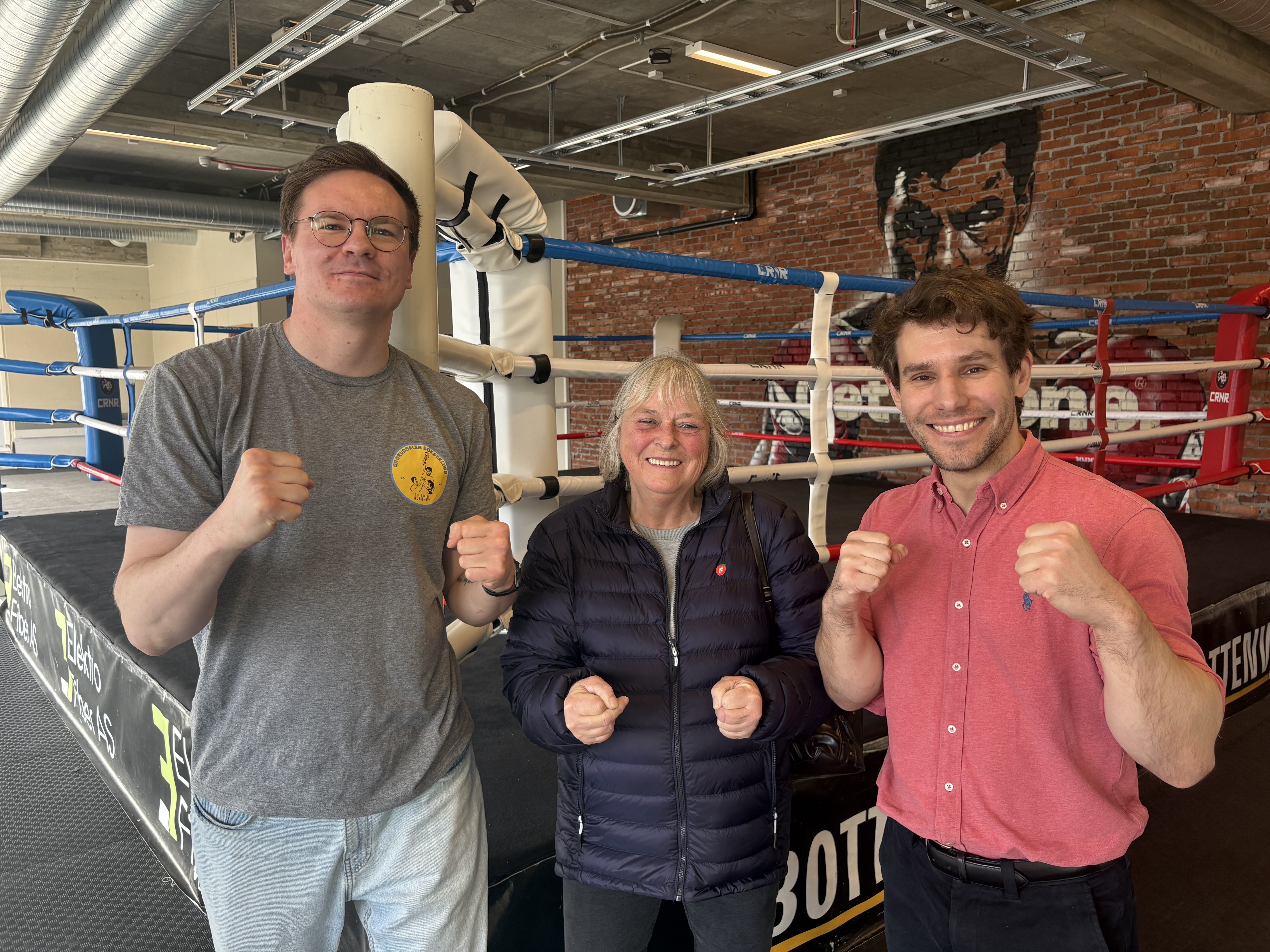 SKAL KJEMPE: Daglig leder i Groruddalen bokseklubb, Alexander Hagen (t.v.), setter stor pris på støtten fra Frp. Nå er han – sammen med Grete Enoksen og Magnus Birkelund – klar for å kjempe for at tilbudet skal bestå.