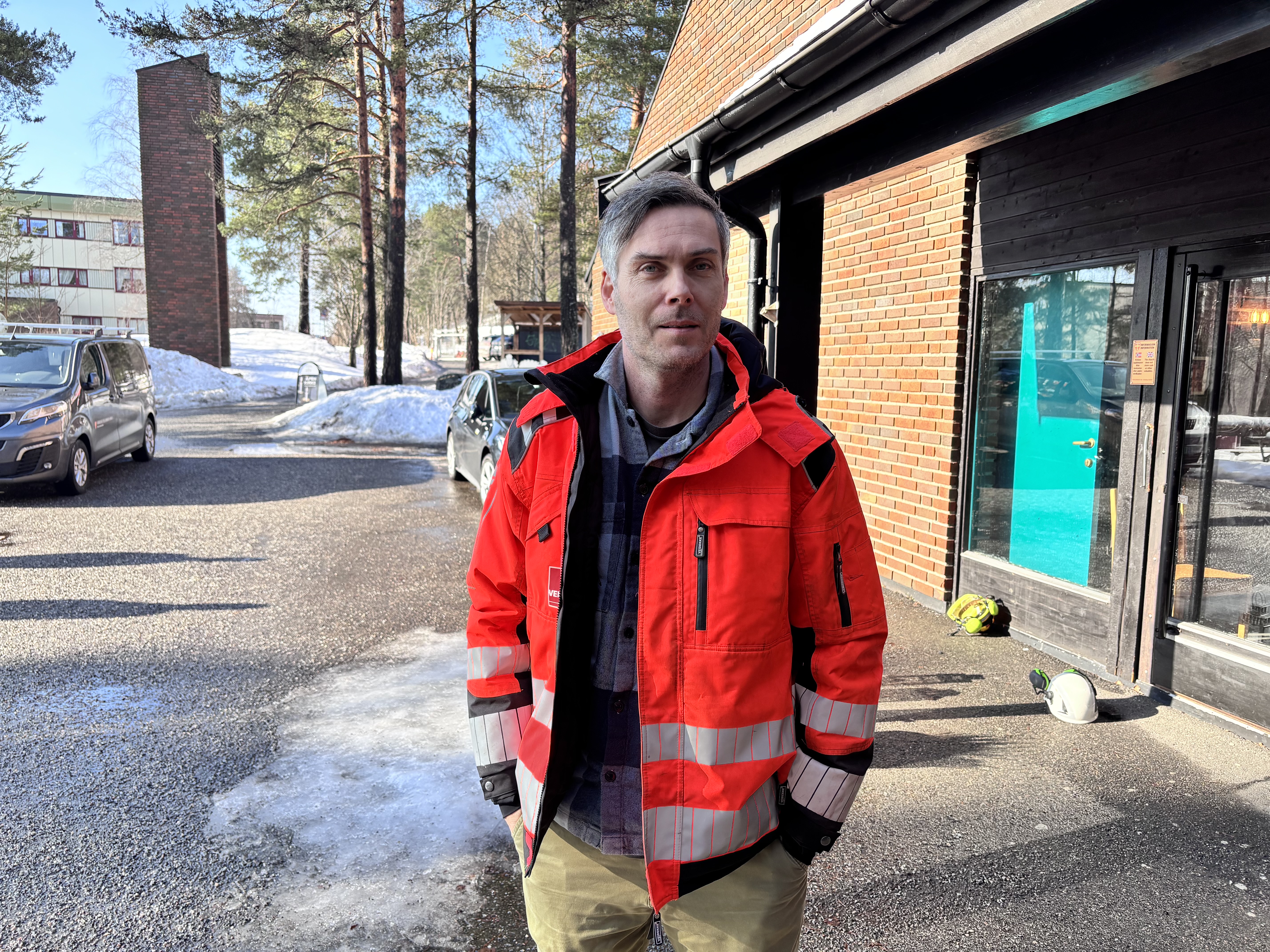 TAKKNEMLIG SAMARBEIDER: Stian Fredheim (45) står utenfor kirken, klar til å komme seg tilbake på jobb etter å ha spist sammen med kolleger.