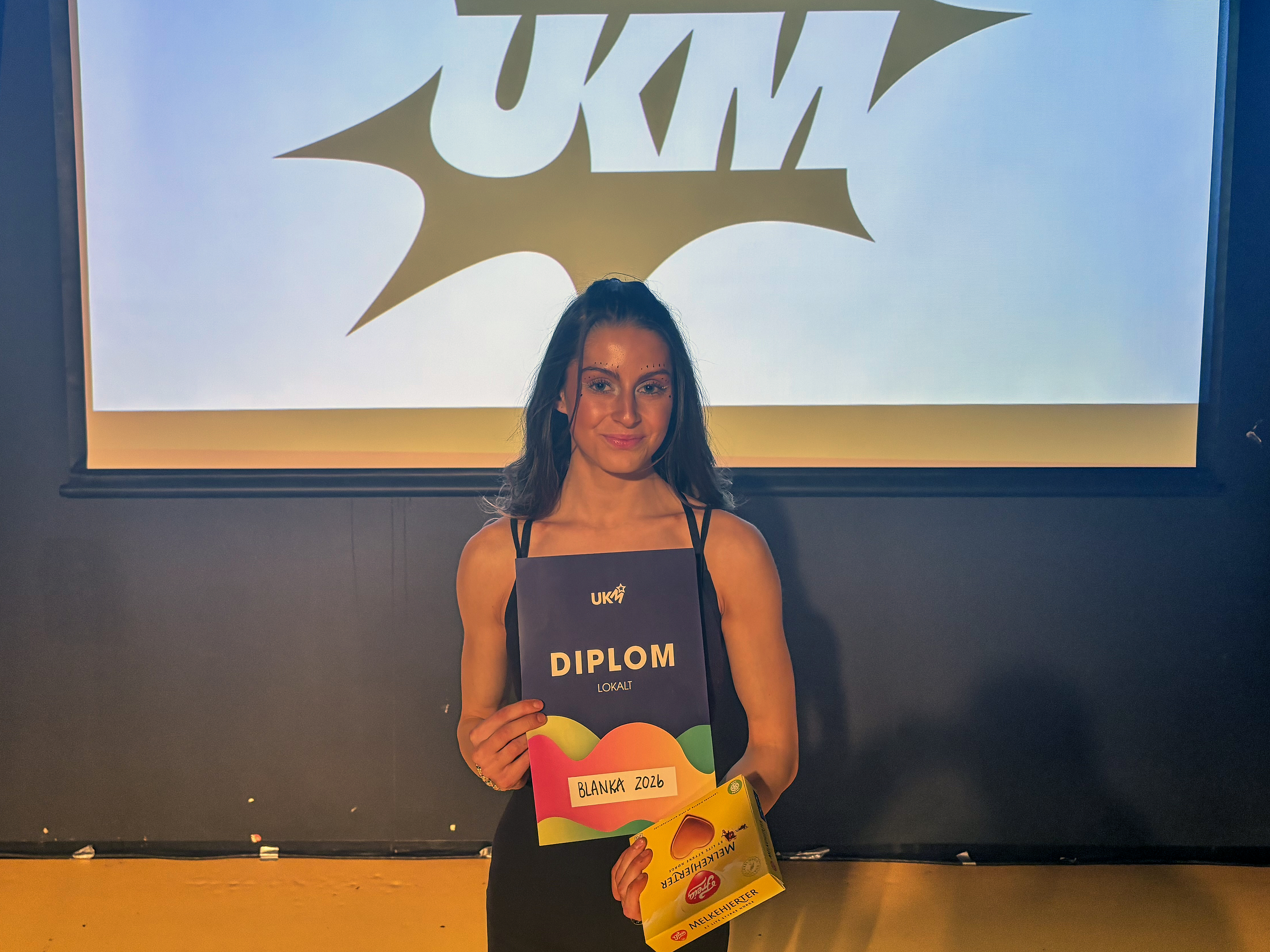 Blanca og de andre deltakerne av arrangementet fikk tildelt diplom og melkehjerter etter opptreden foran publikum.