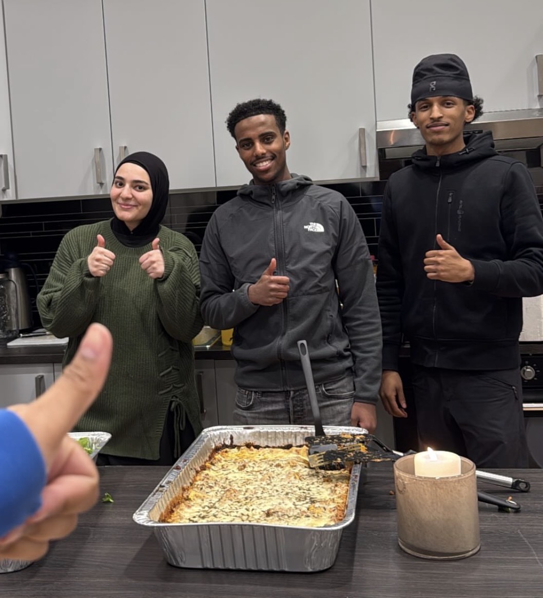 Amina (f.v.), Abdi og Mikias var en av nøklene til å holde arrangementet i gang. De serverte mat til dem som dukka opp og ønsket alle velkommen med åpne dører.